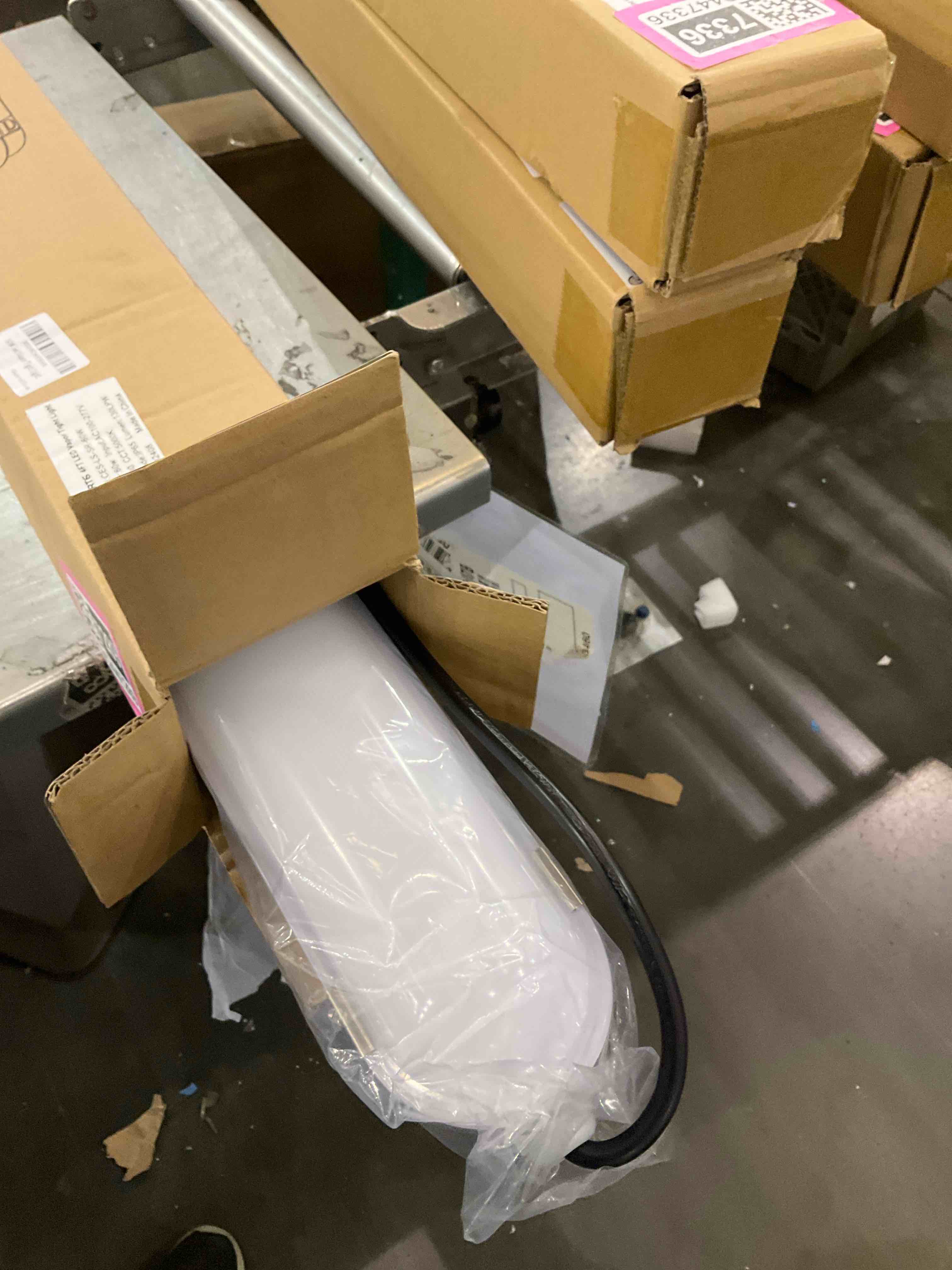 https://s3.amazonaws.com/lotting-images-prod/bidfta/PNK2447334_1749228551100.jpeg