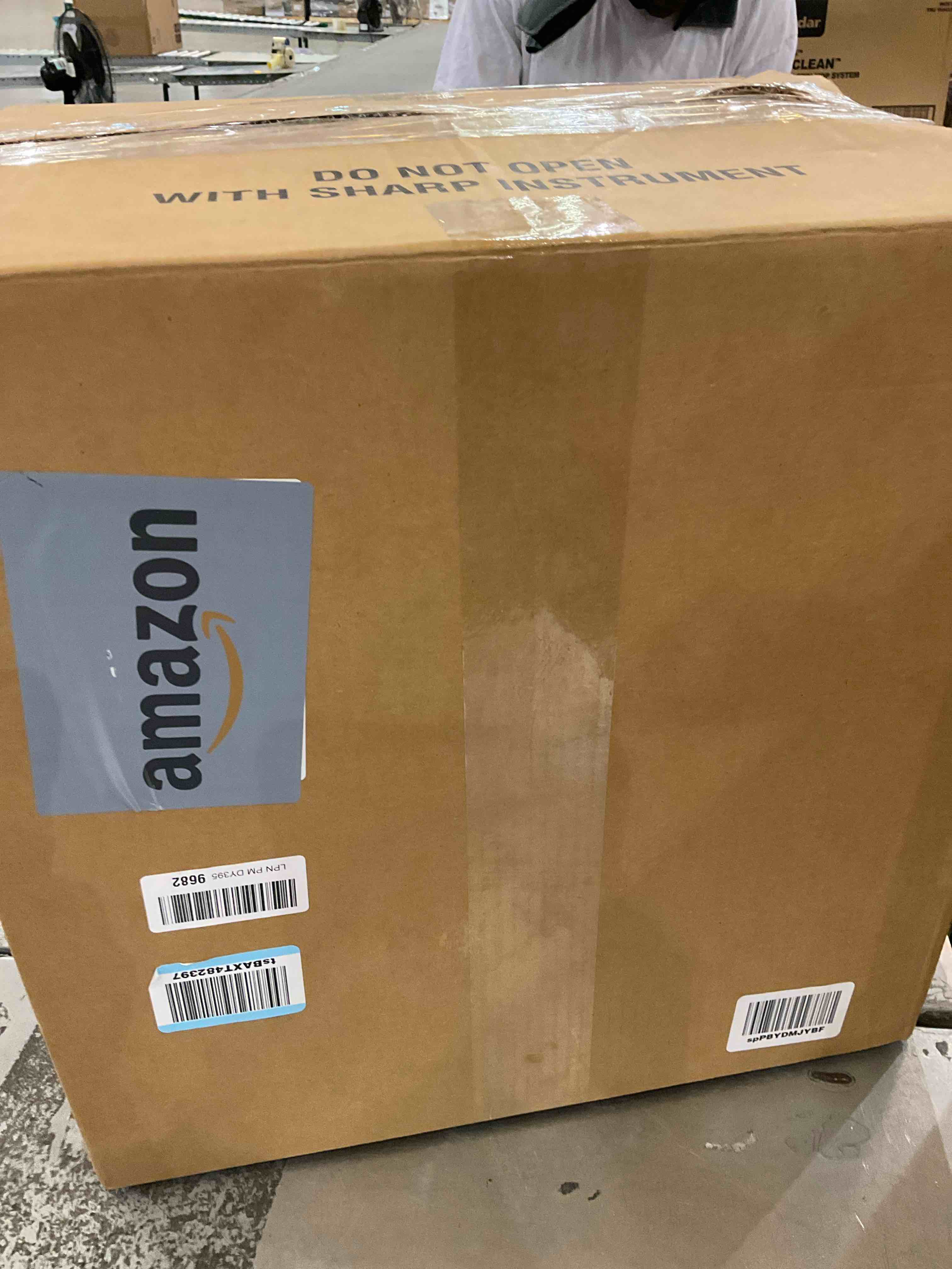 https://s3.amazonaws.com/lotting-images-prod/bidfta/PNK2448444_1749568933883.jpeg