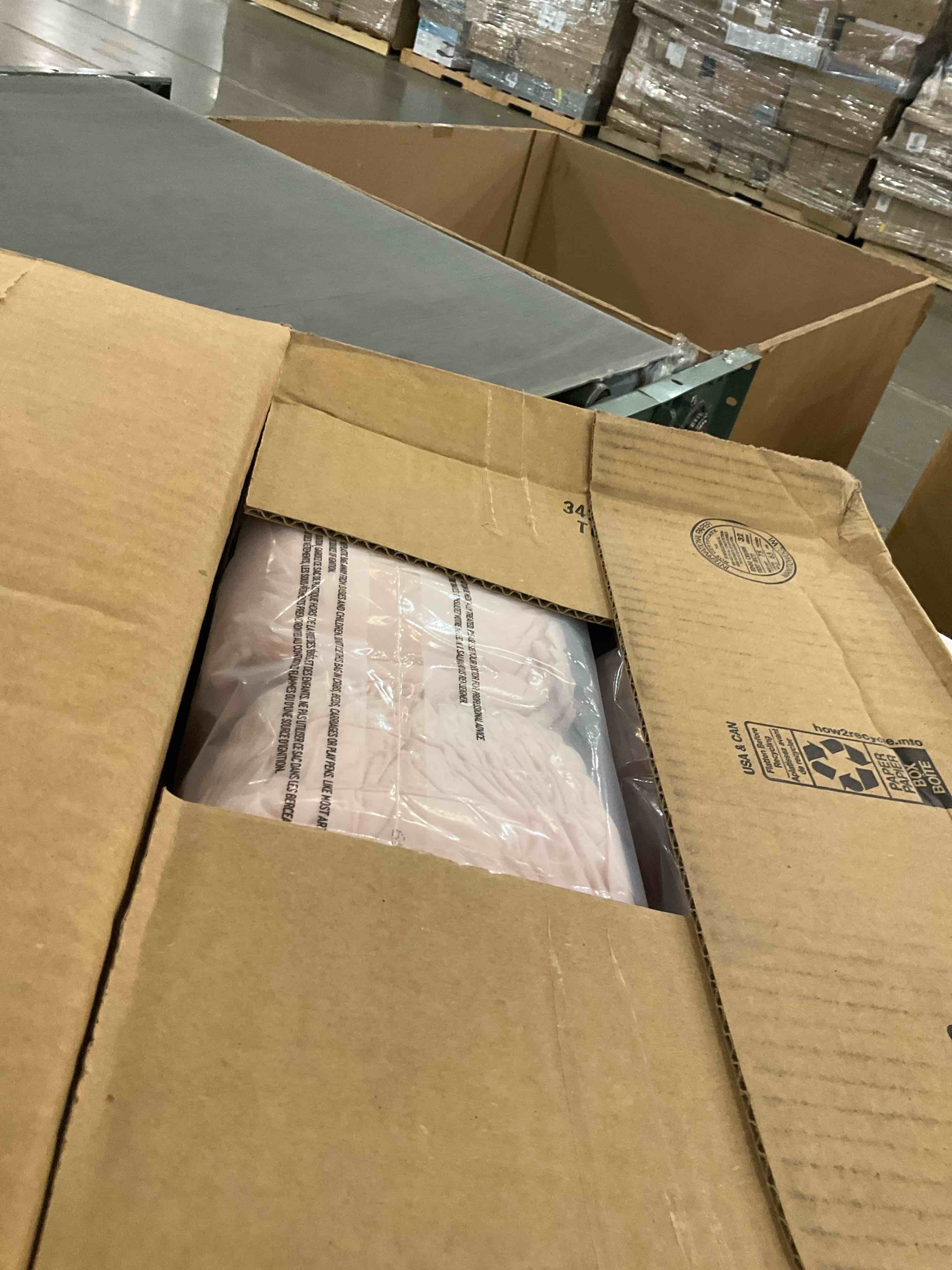 https://s3.amazonaws.com/lotting-images-prod/bidfta/PNK2449040_1748961783096.jpeg