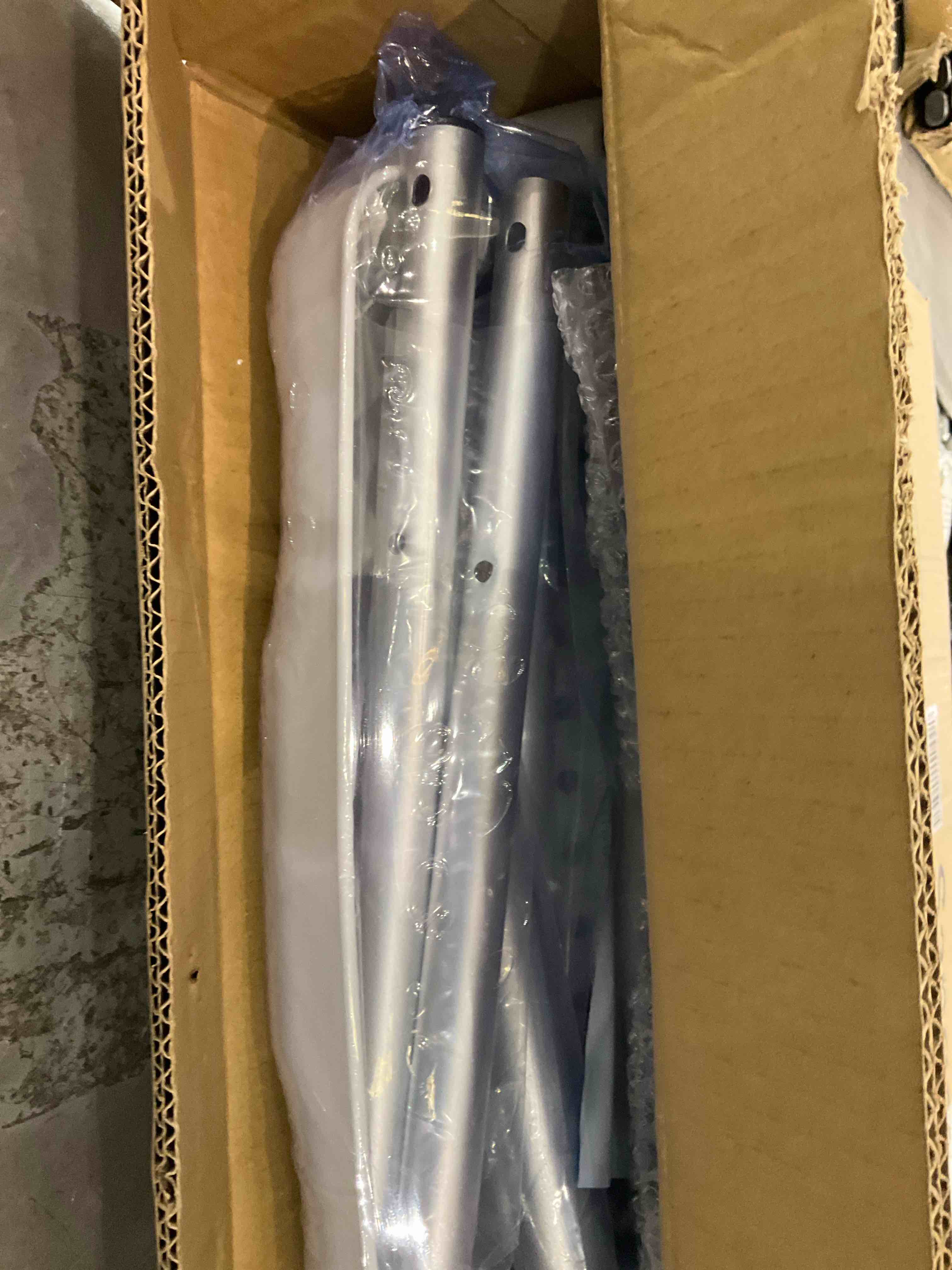 https://s3.amazonaws.com/lotting-images-prod/bidfta/PNK2455900_1749216085657.jpeg