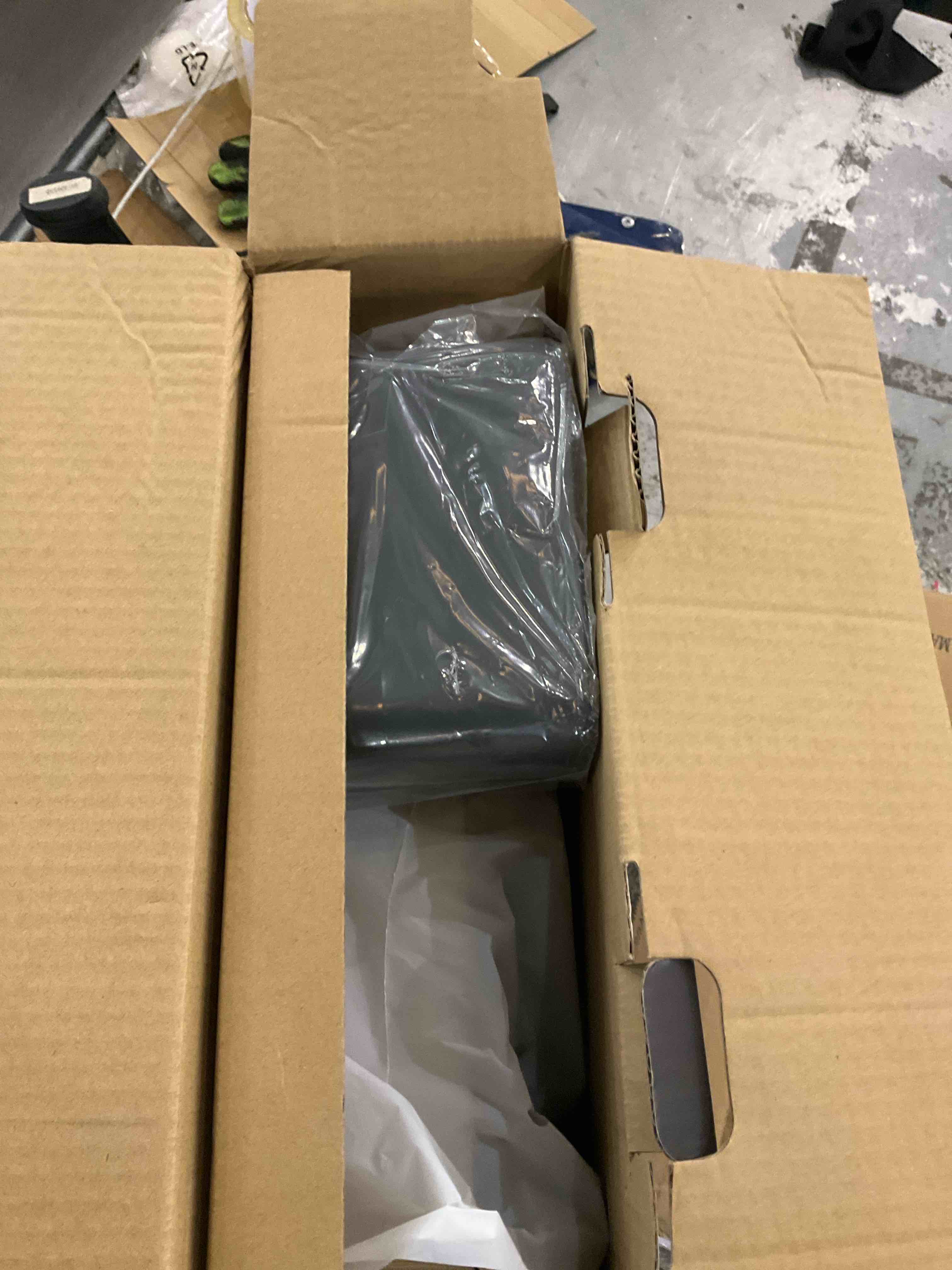 https://s3.amazonaws.com/lotting-images-prod/bidfta/PNK2458019_1749131948973.jpeg
