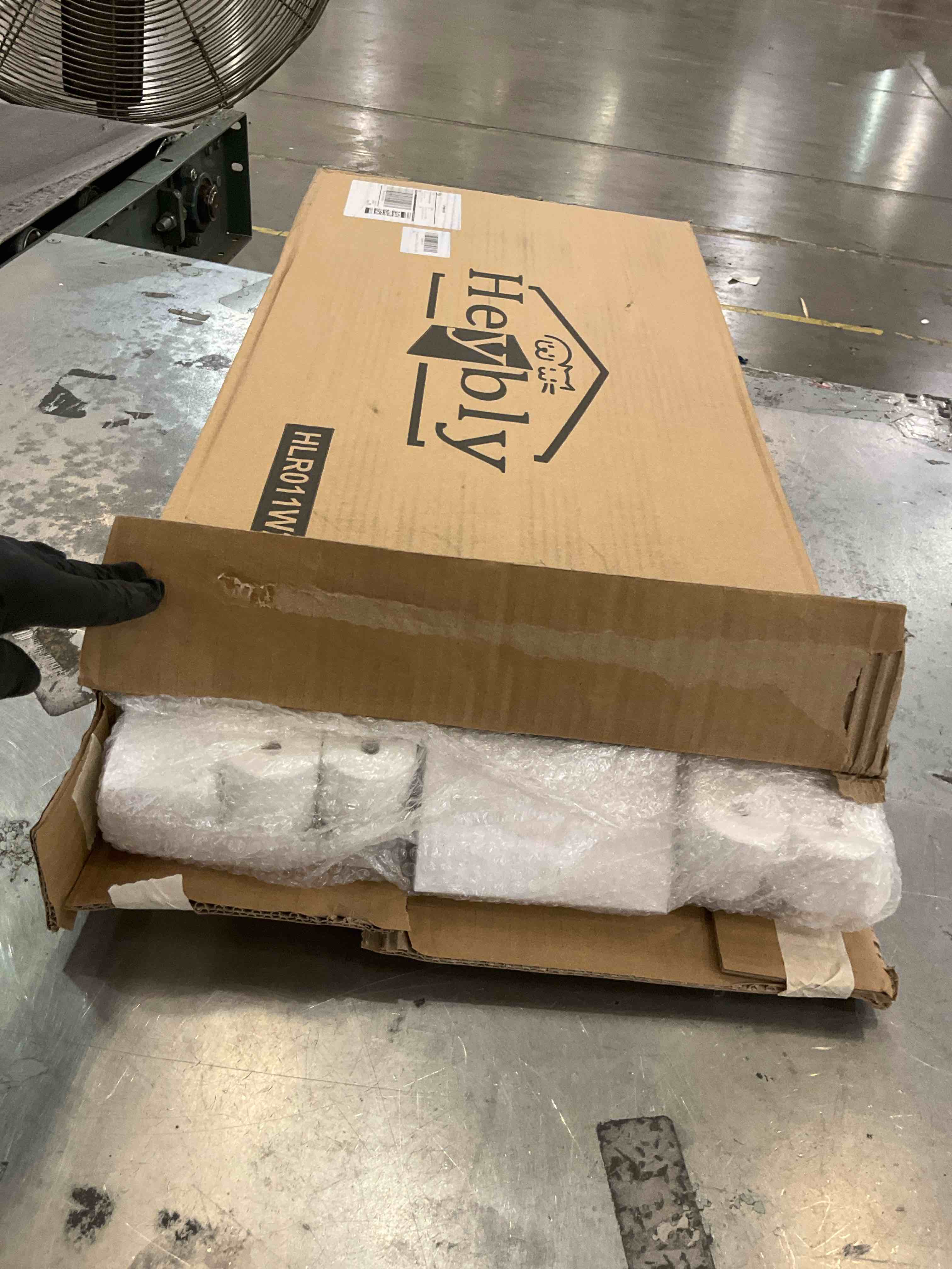 https://s3.amazonaws.com/lotting-images-prod/bidfta/PNK2462079_1749569835654.jpeg