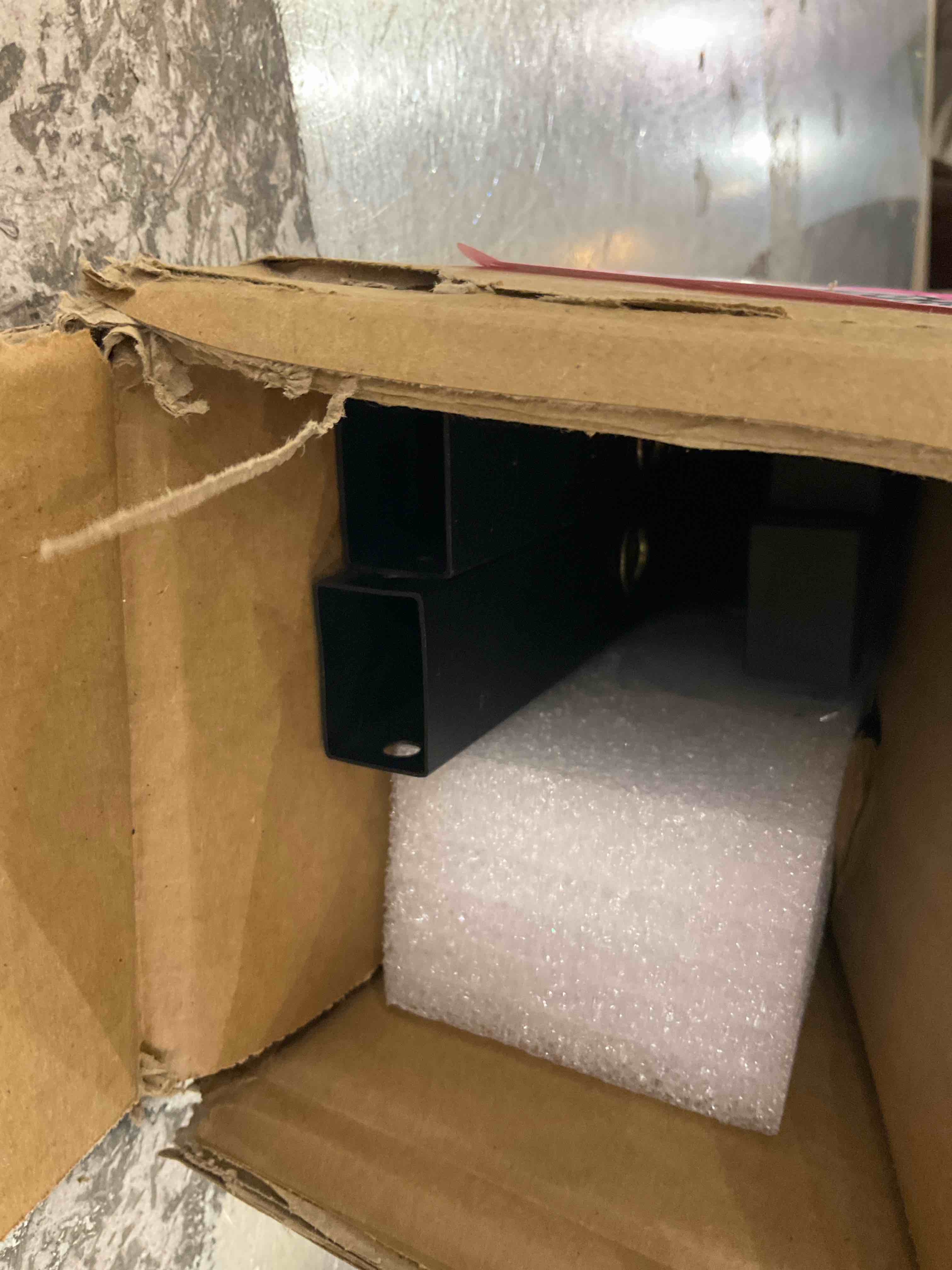 https://s3.amazonaws.com/lotting-images-prod/bidfta/PNK2462200_1749569957705.jpeg