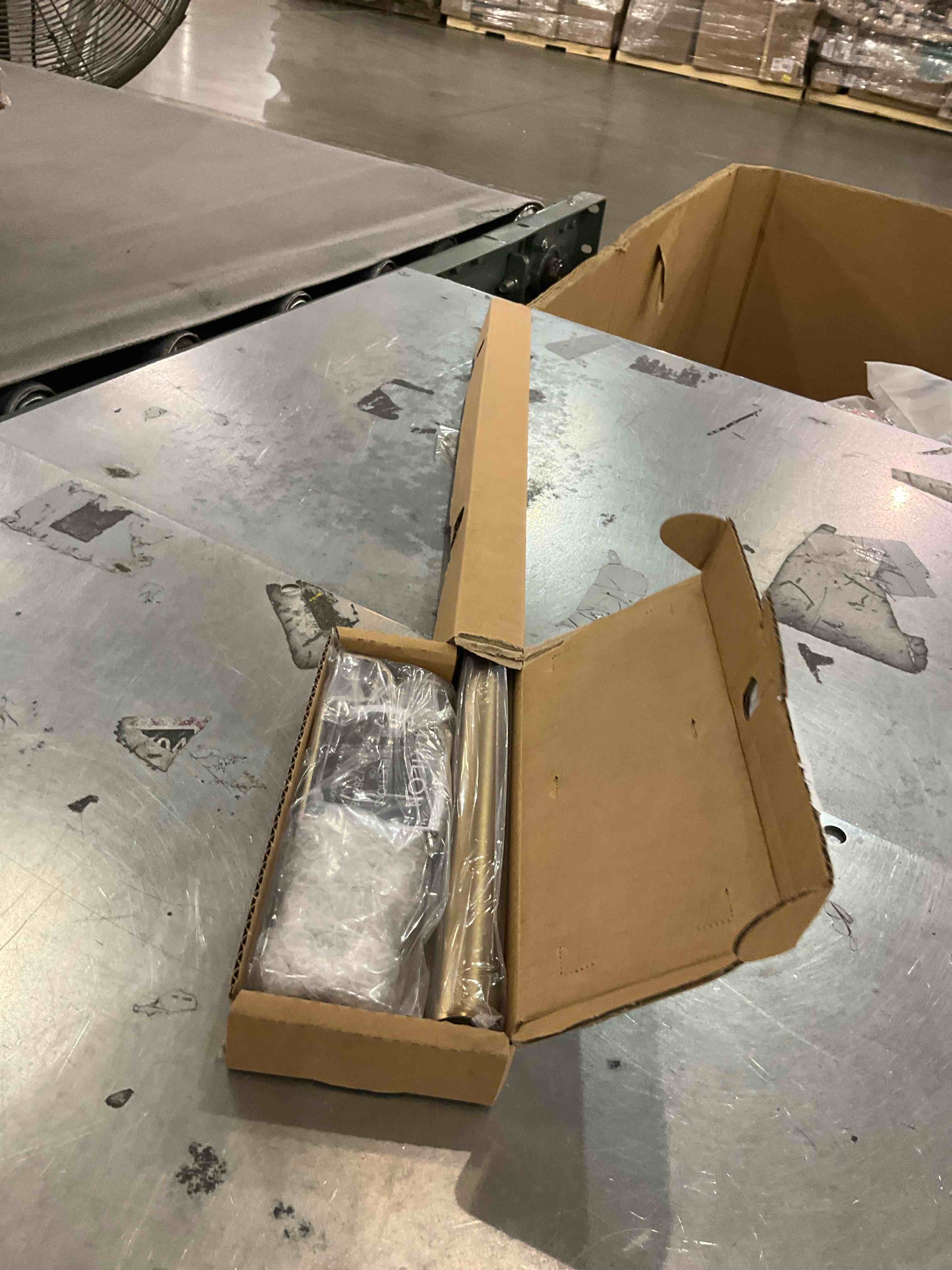 https://s3.amazonaws.com/lotting-images-prod/bidfta/PNK2470687_1750181042392.jpeg