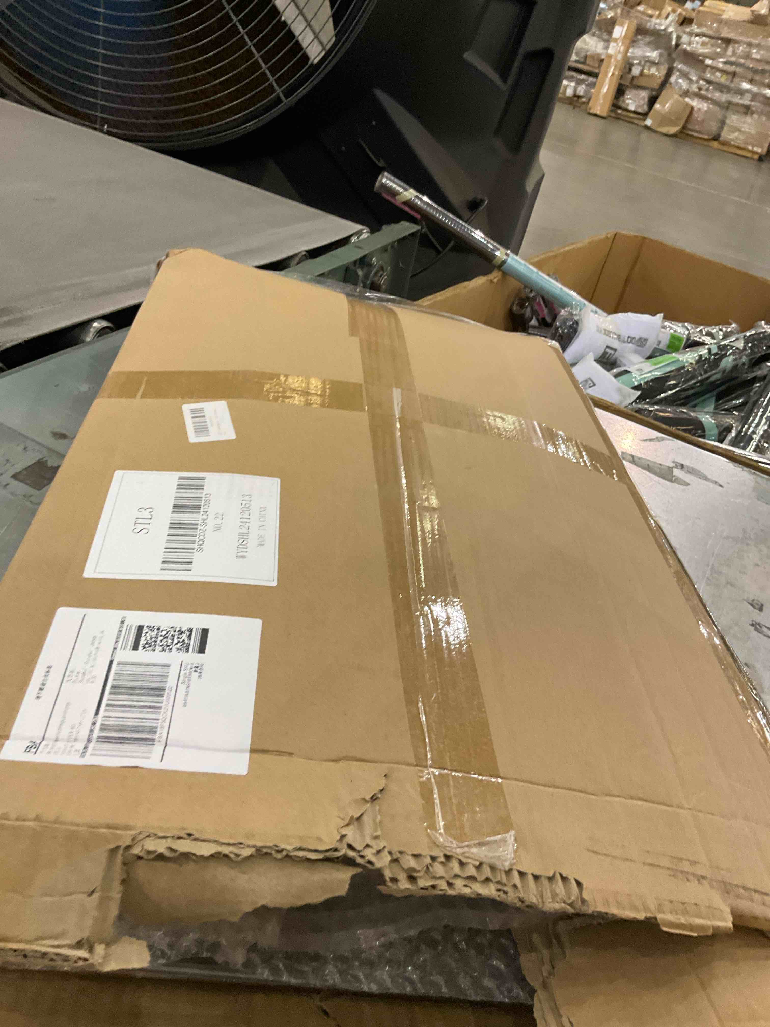 https://s3.amazonaws.com/lotting-images-prod/bidfta/PNK2472472_1750705217239.jpeg