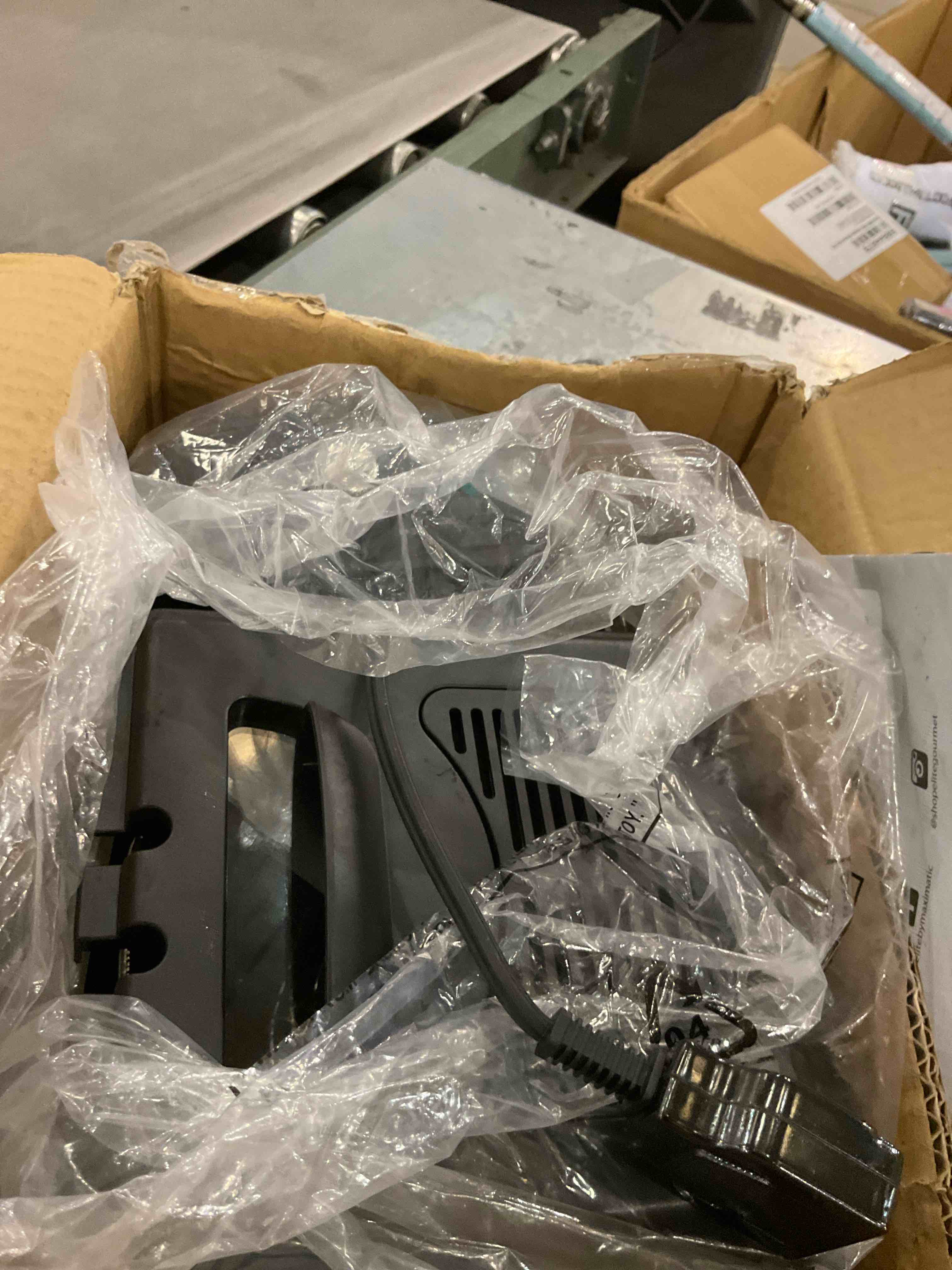 https://s3.amazonaws.com/lotting-images-prod/bidfta/PNK2472672_1750857764558.jpeg