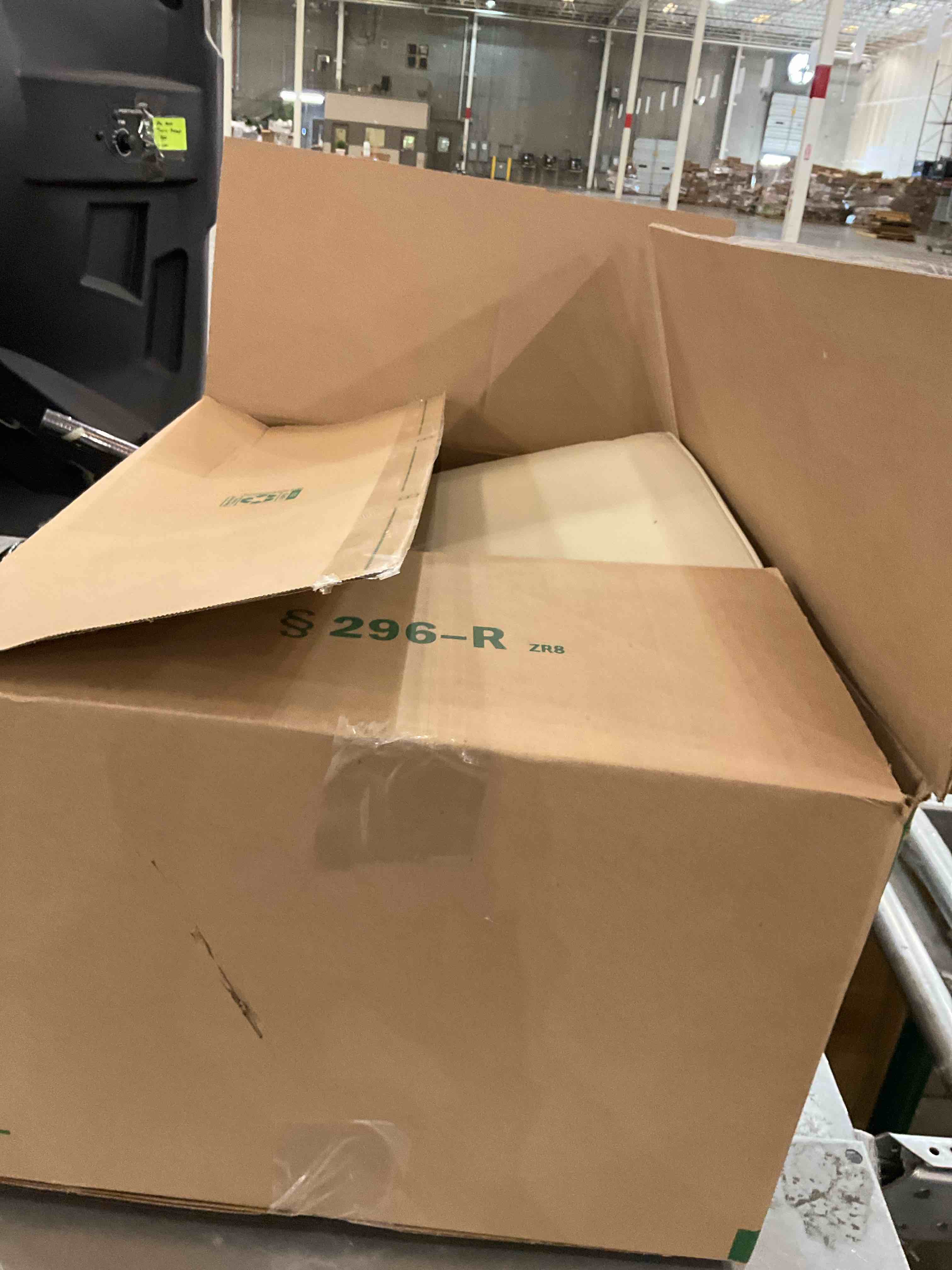 https://s3.amazonaws.com/lotting-images-prod/bidfta/PNK2472711_1750859180832.jpeg