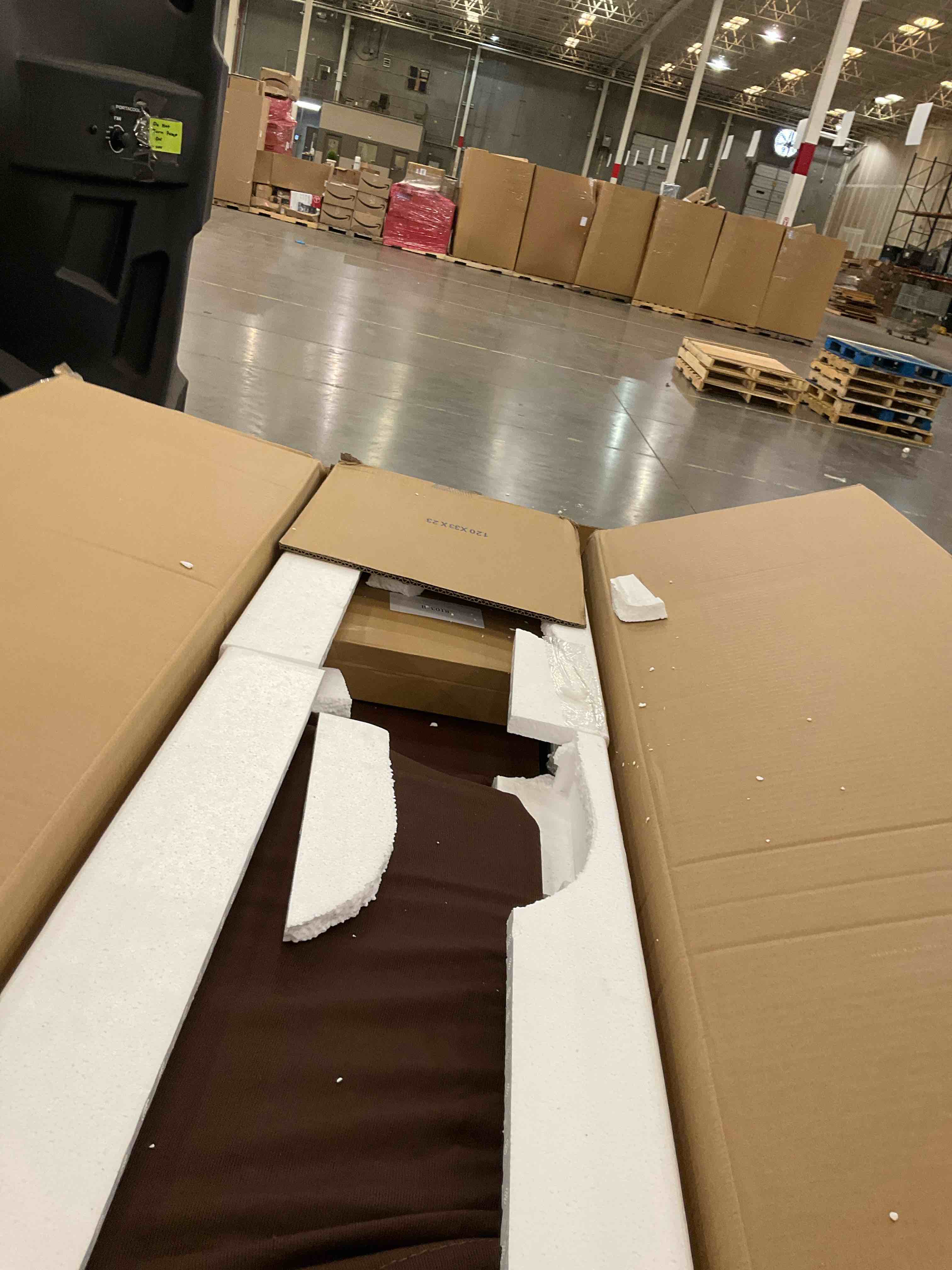 https://s3.amazonaws.com/lotting-images-prod/bidfta/PNK2472755_1750871183660.jpeg