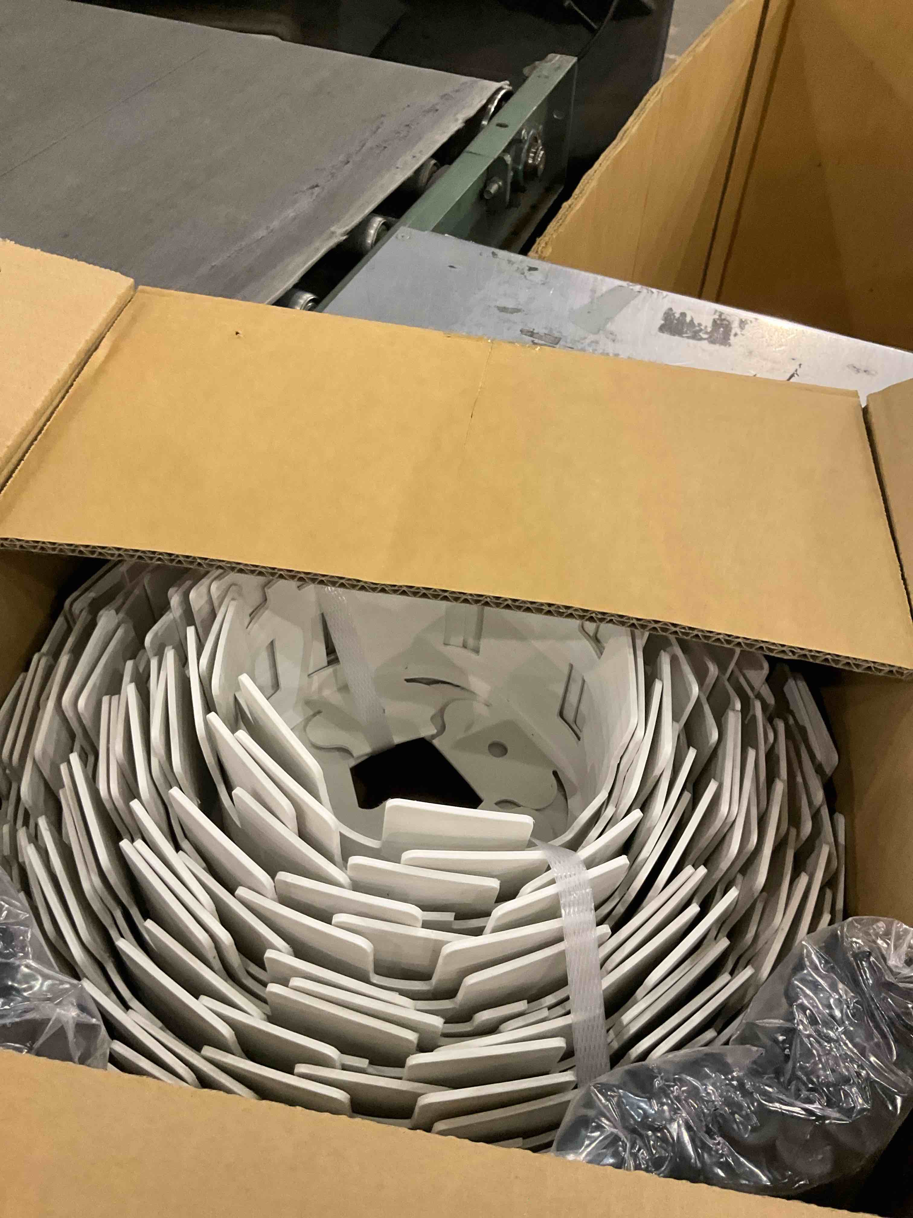 https://s3.amazonaws.com/lotting-images-prod/bidfta/PNK2472907_1750936028940.jpeg
