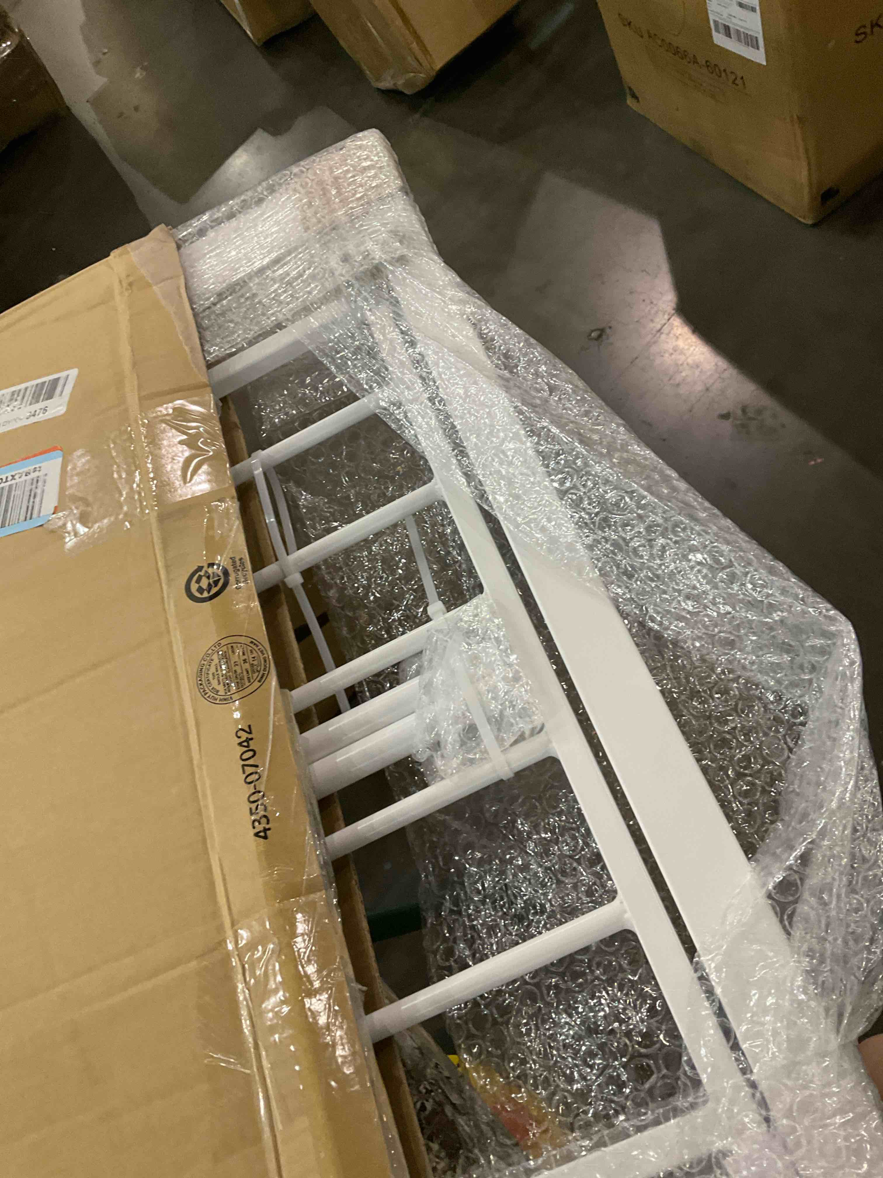https://s3.amazonaws.com/lotting-images-prod/bidfta/PNK2476042_1751026805110.jpeg