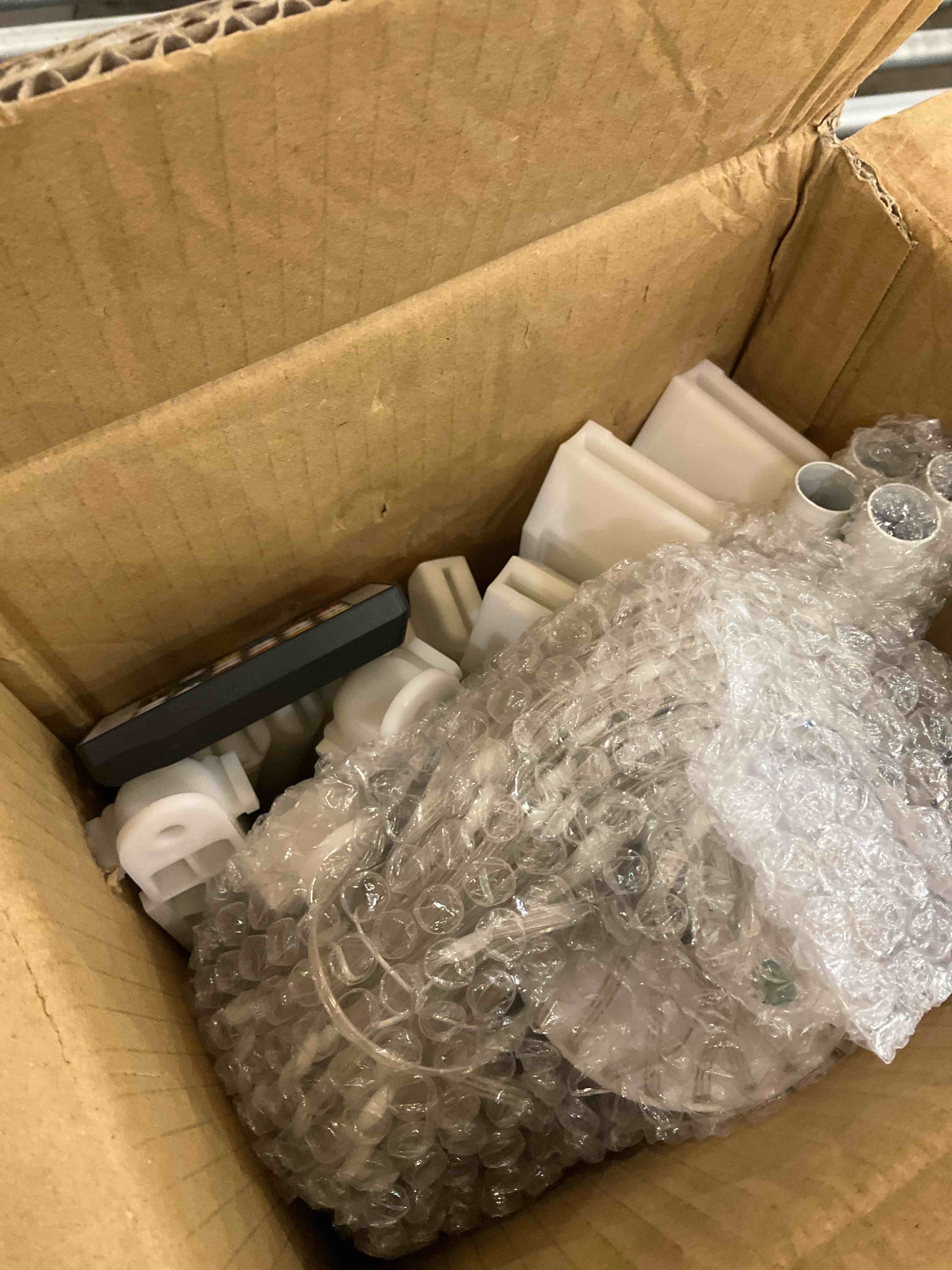 https://s3.amazonaws.com/lotting-images-prod/bidfta/PNK2477122_1751297390301.jpeg