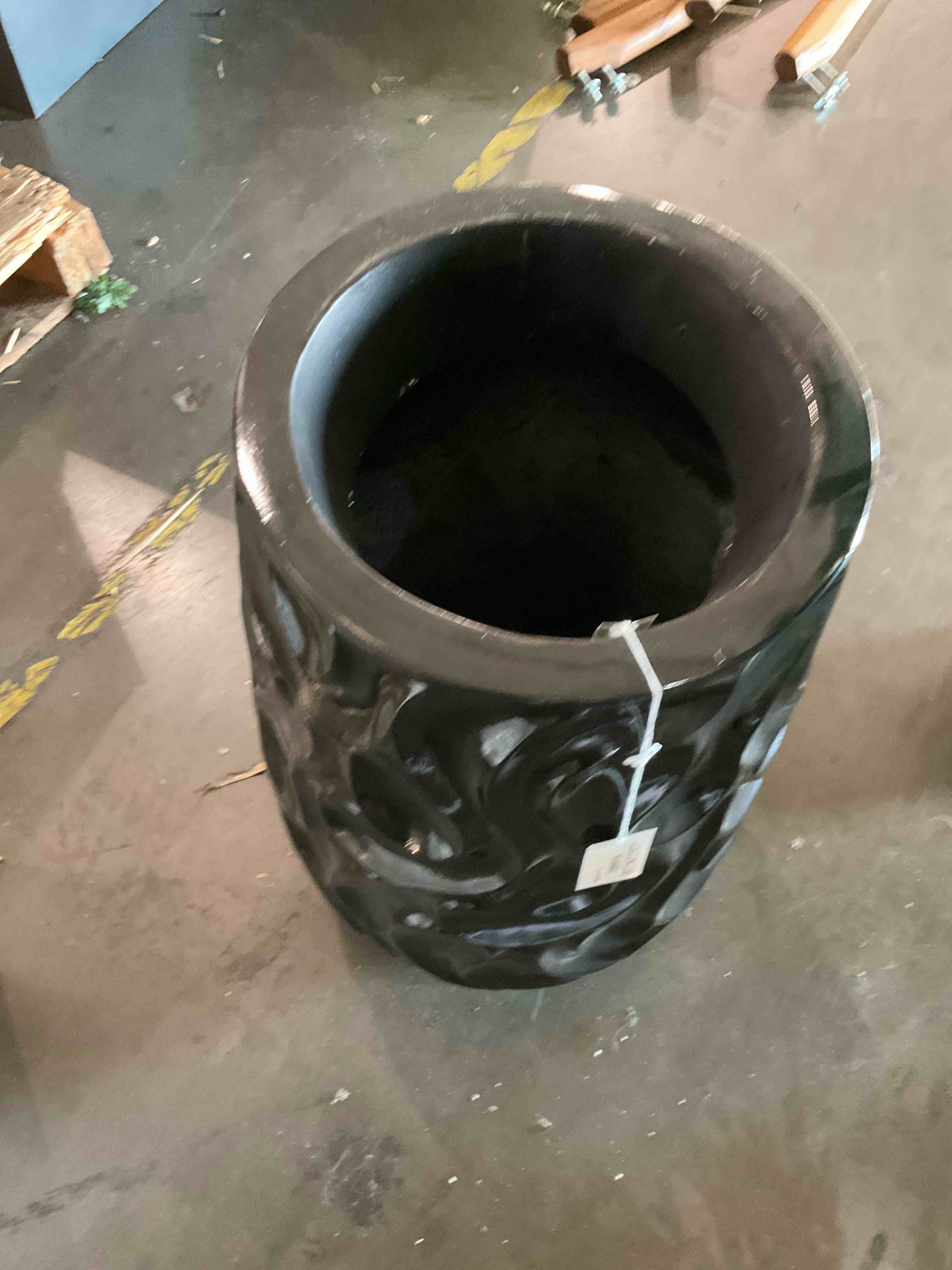 FIBERGLASS BLCK FLOOR VASE 