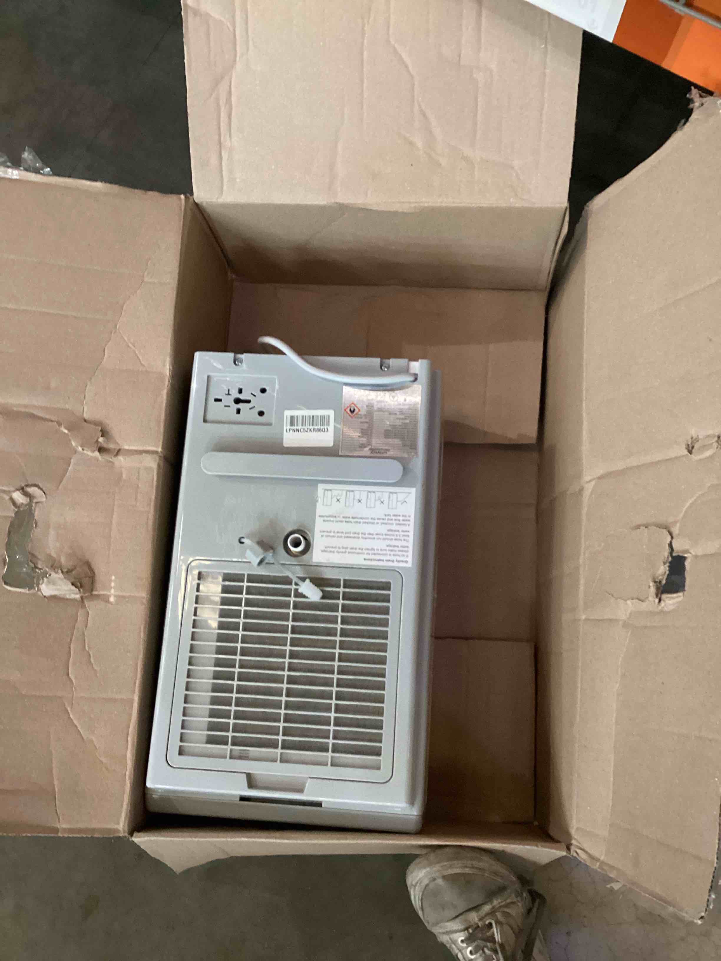 https://s3.amazonaws.com/lotting-images-prod/bidfta/PNK2481221_1756820741872.jpeg