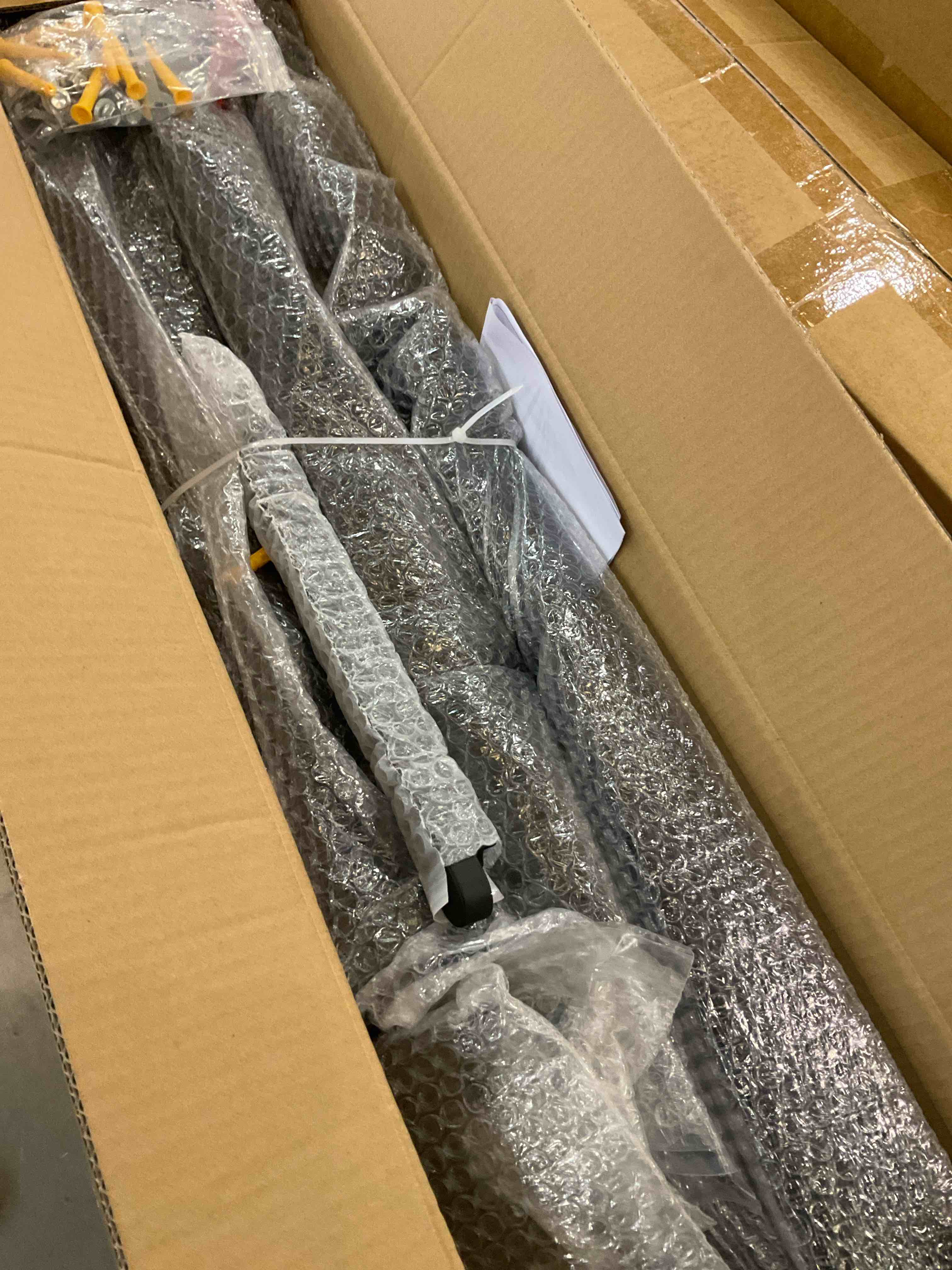 https://s3.amazonaws.com/lotting-images-prod/bidfta/PNK2482893_1751562573265.jpeg