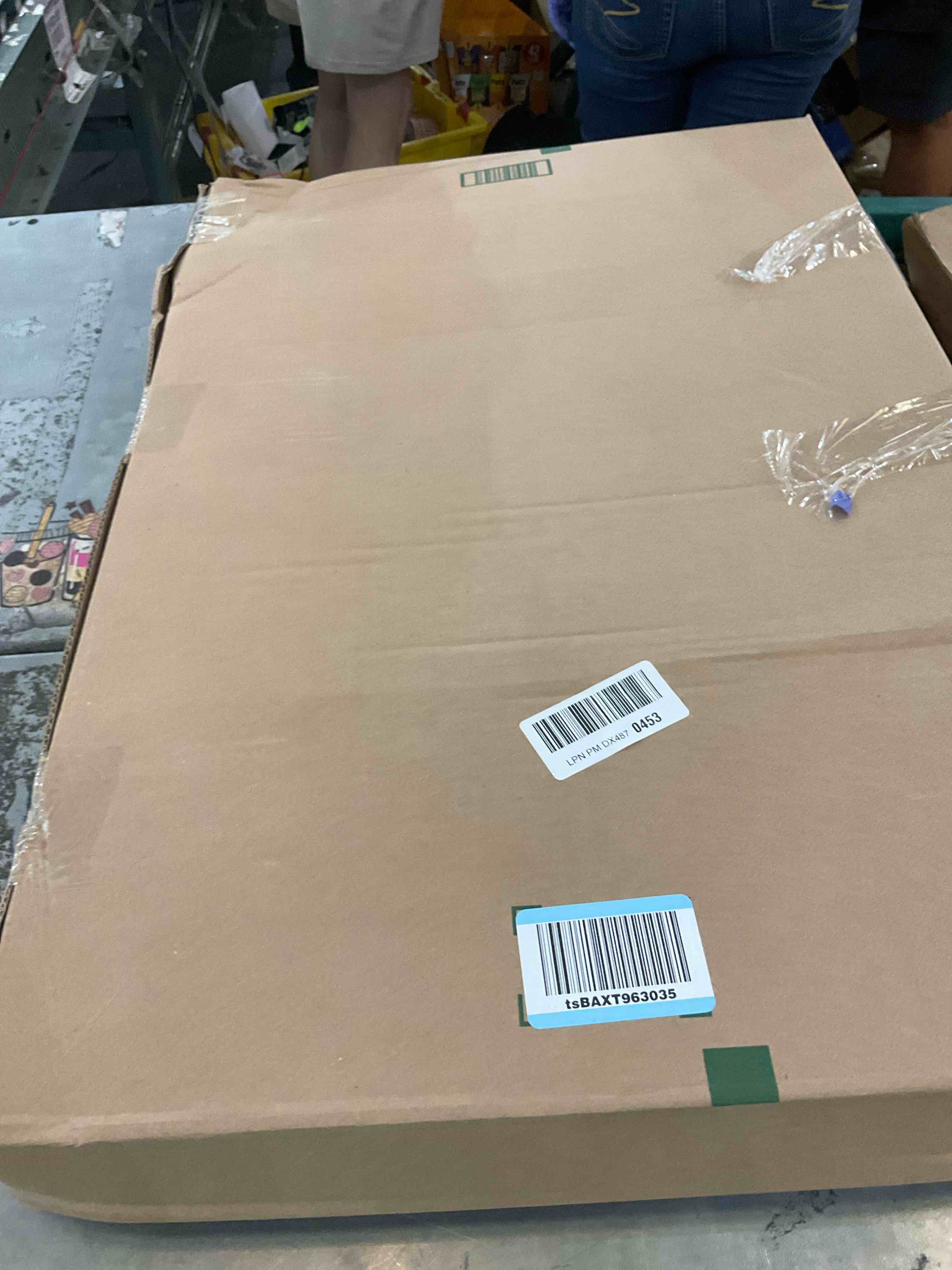 https://s3.amazonaws.com/lotting-images-prod/bidfta/PNK2483129_1751568878947.jpeg