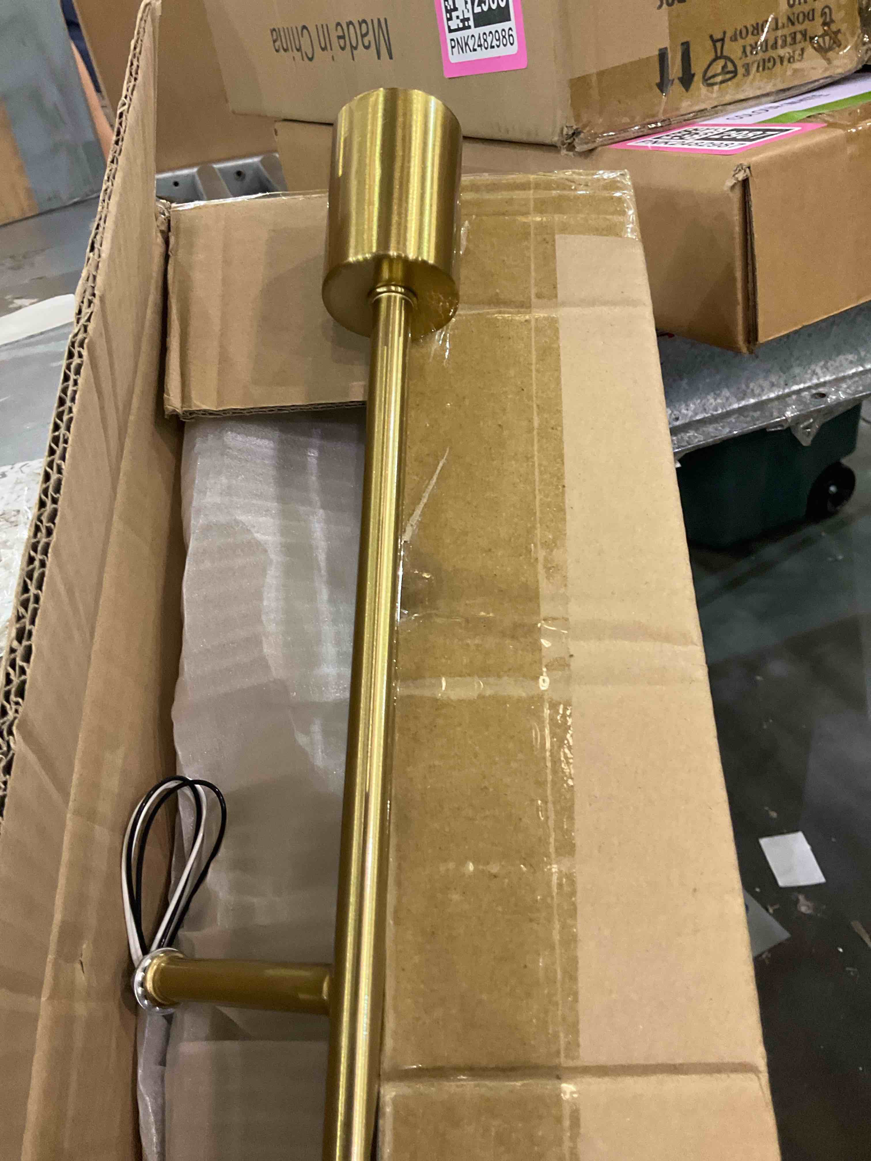 https://s3.amazonaws.com/lotting-images-prod/bidfta/PNK2483135_1751570126440.jpeg