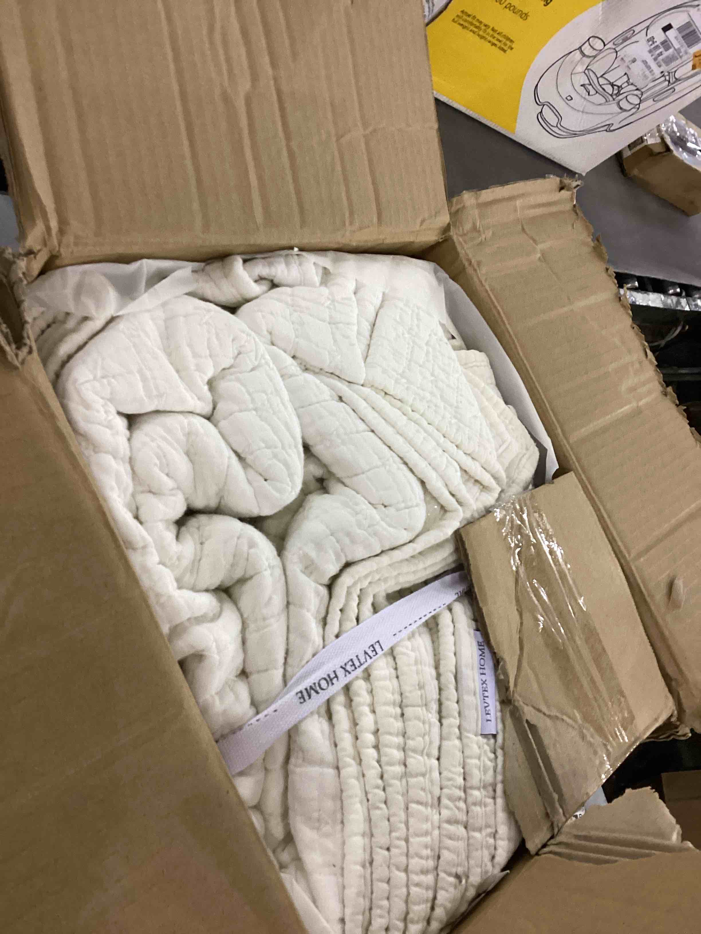 https://s3.amazonaws.com/lotting-images-prod/bidfta/PNK2484209_1752492587502.jpeg