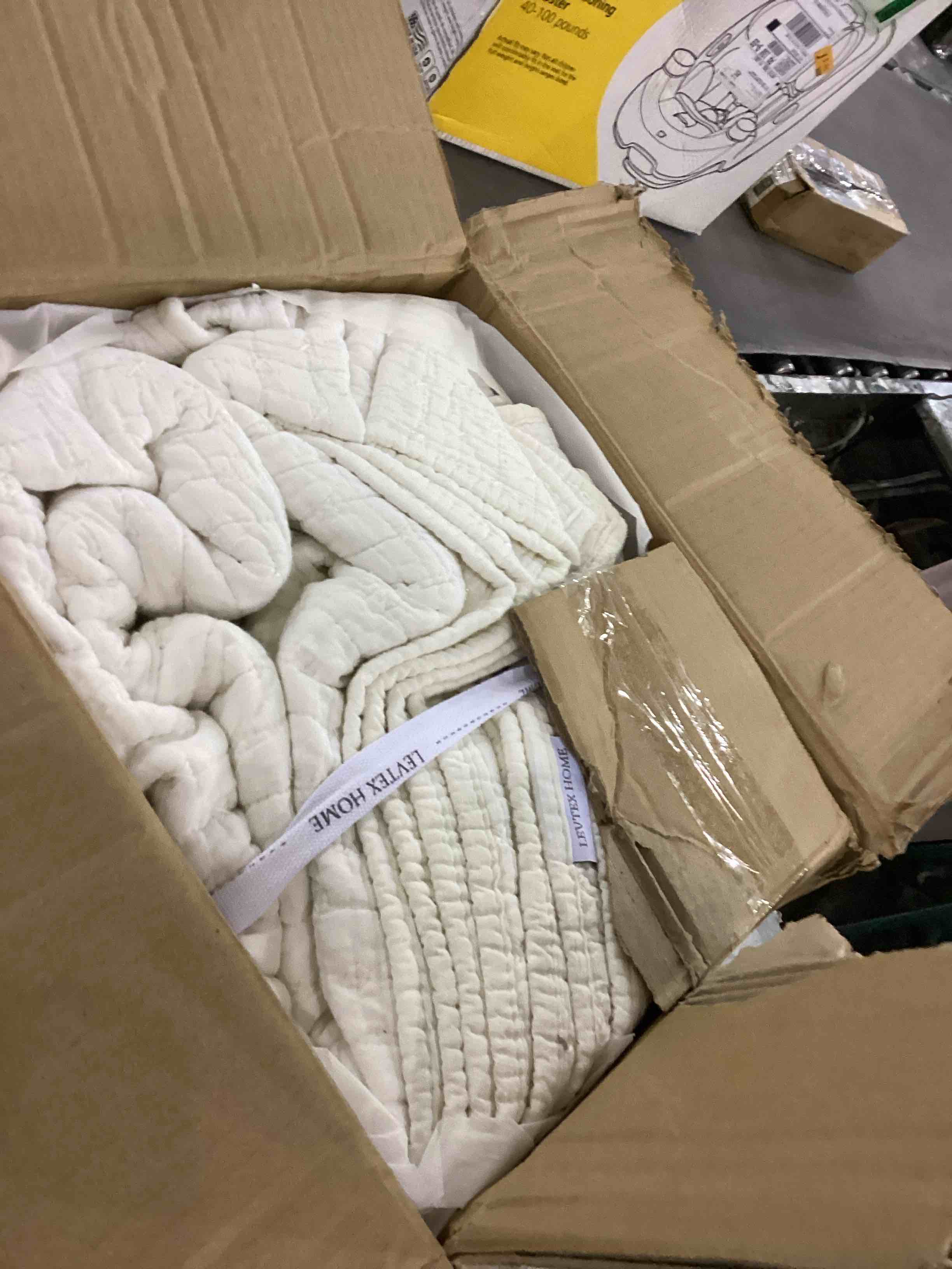 https://s3.amazonaws.com/lotting-images-prod/bidfta/PNK2484209_1752492588429.jpeg