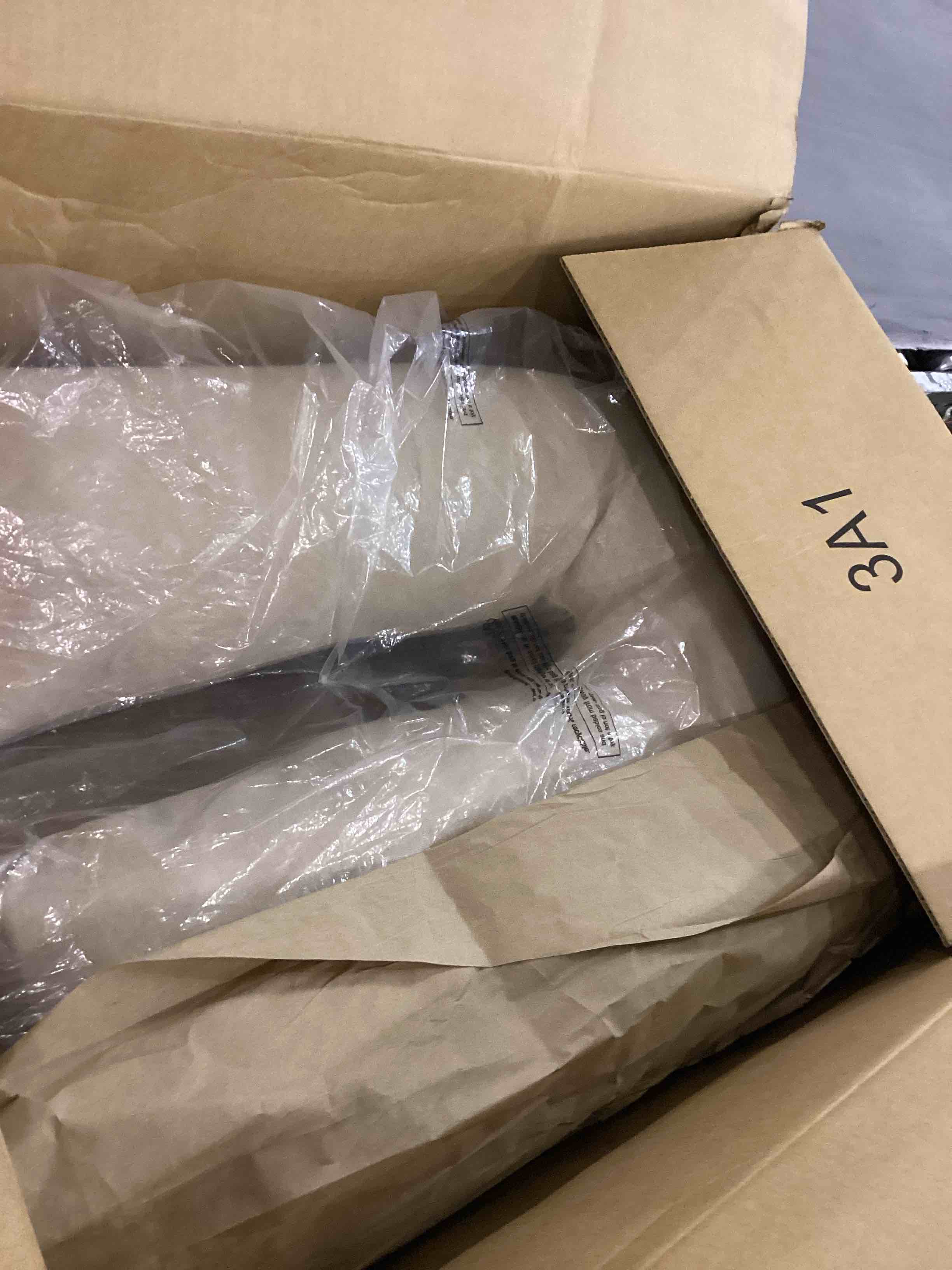 https://s3.amazonaws.com/lotting-images-prod/bidfta/PNK2484213_1752493049644.jpeg
