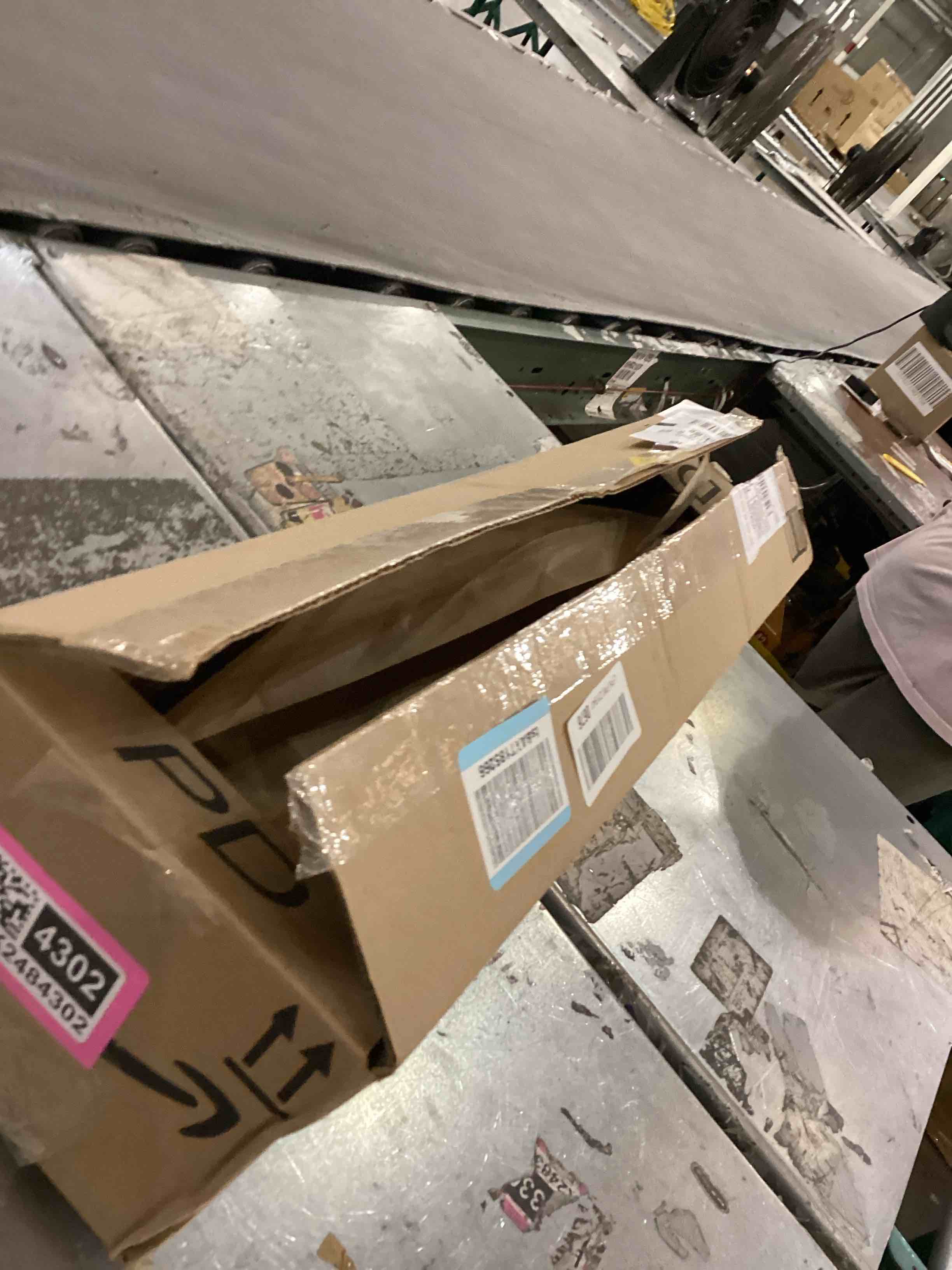 https://s3.amazonaws.com/lotting-images-prod/bidfta/PNK2484302_1752500093607.jpeg