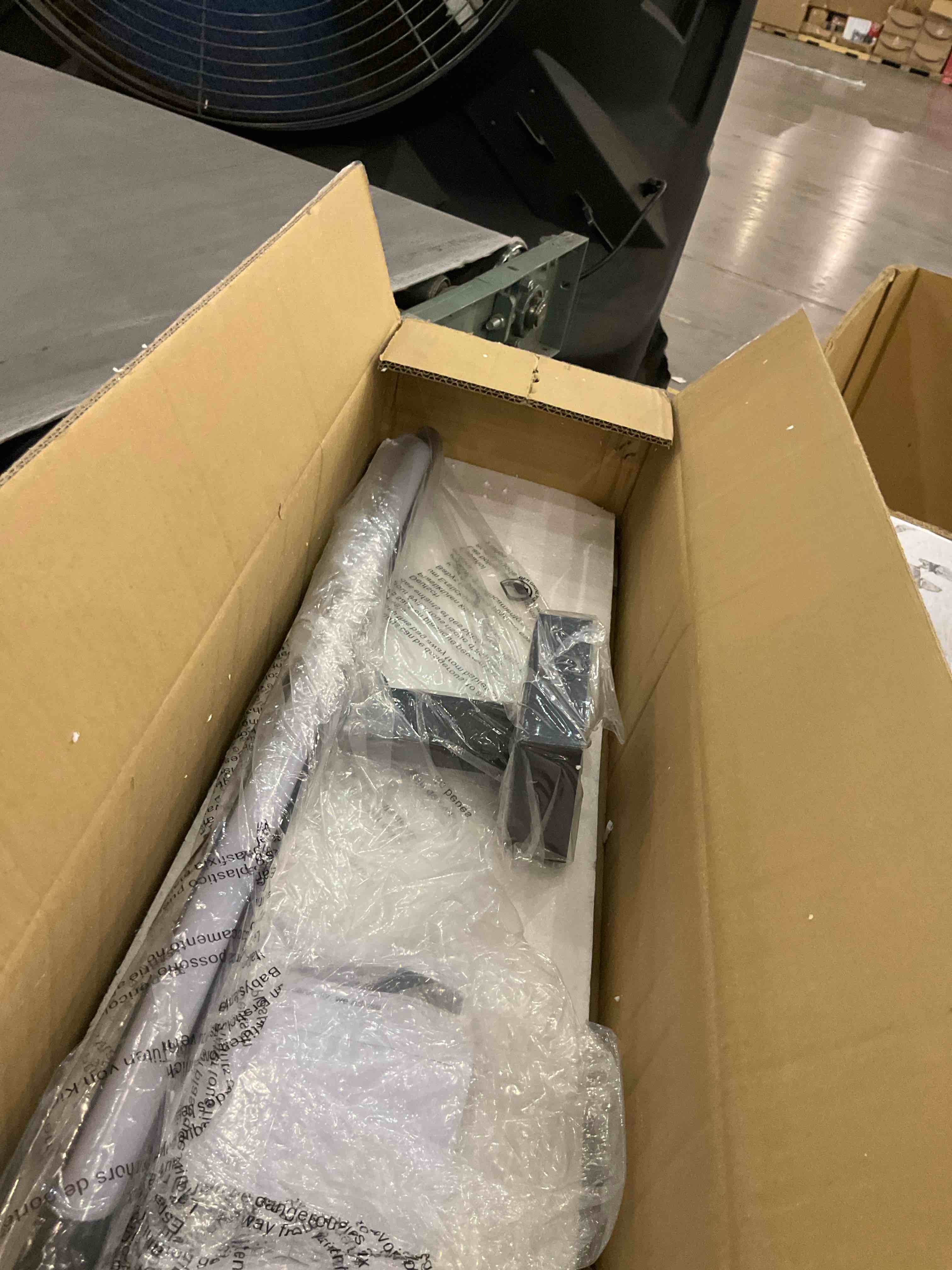 https://s3.amazonaws.com/lotting-images-prod/bidfta/PNK2485032_1751371377098.jpeg