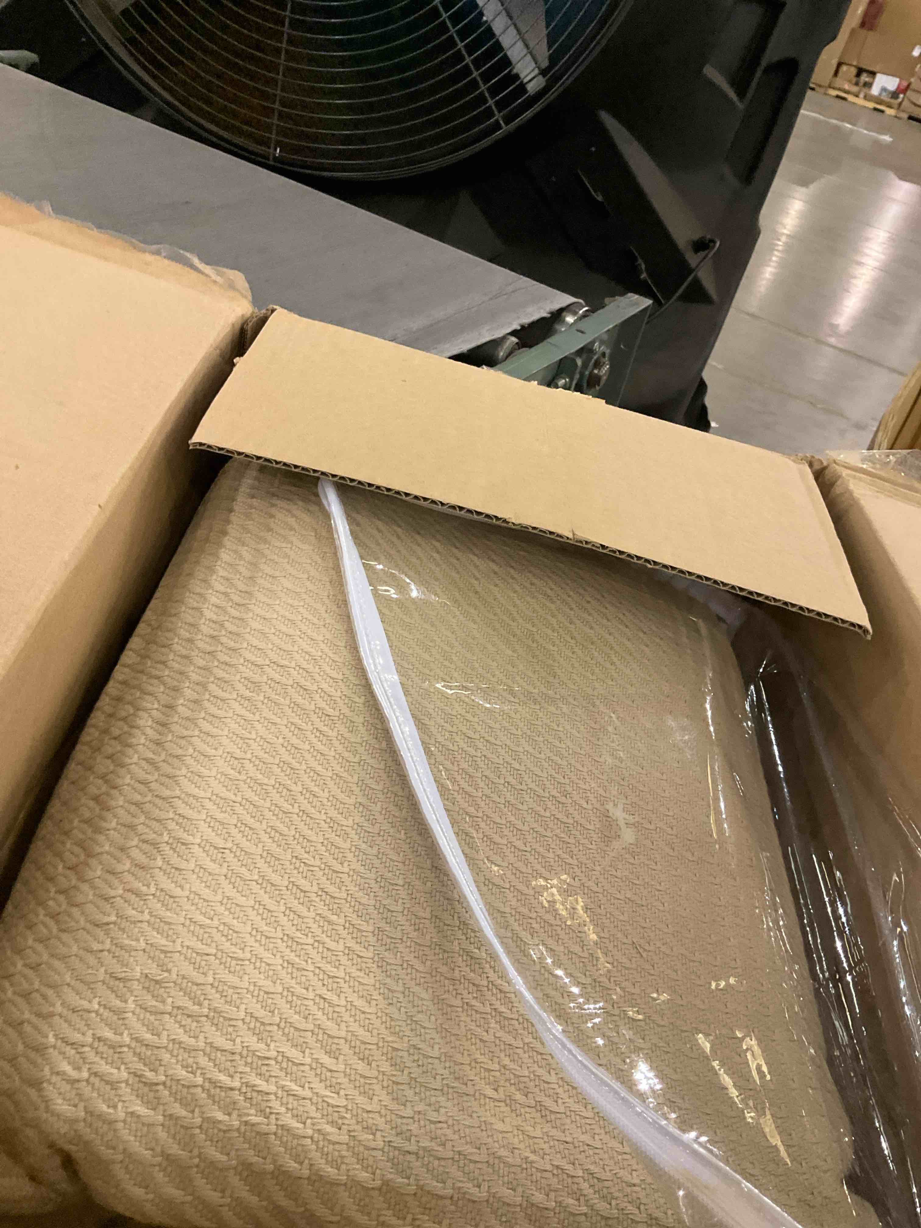 https://s3.amazonaws.com/lotting-images-prod/bidfta/PNK2485176_1751378548839.jpeg