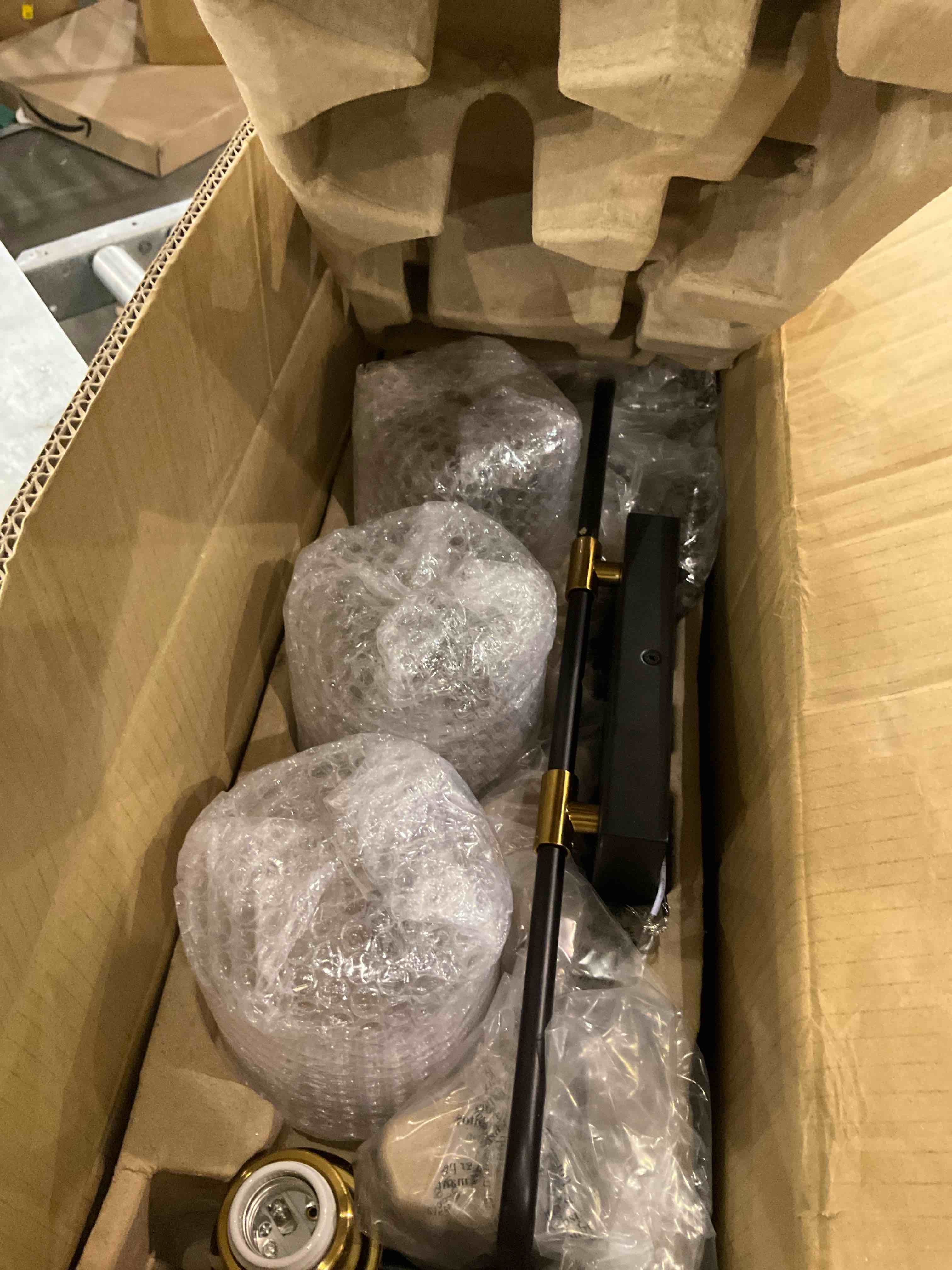 https://s3.amazonaws.com/lotting-images-prod/bidfta/PNK2485764_1751397142376.jpeg