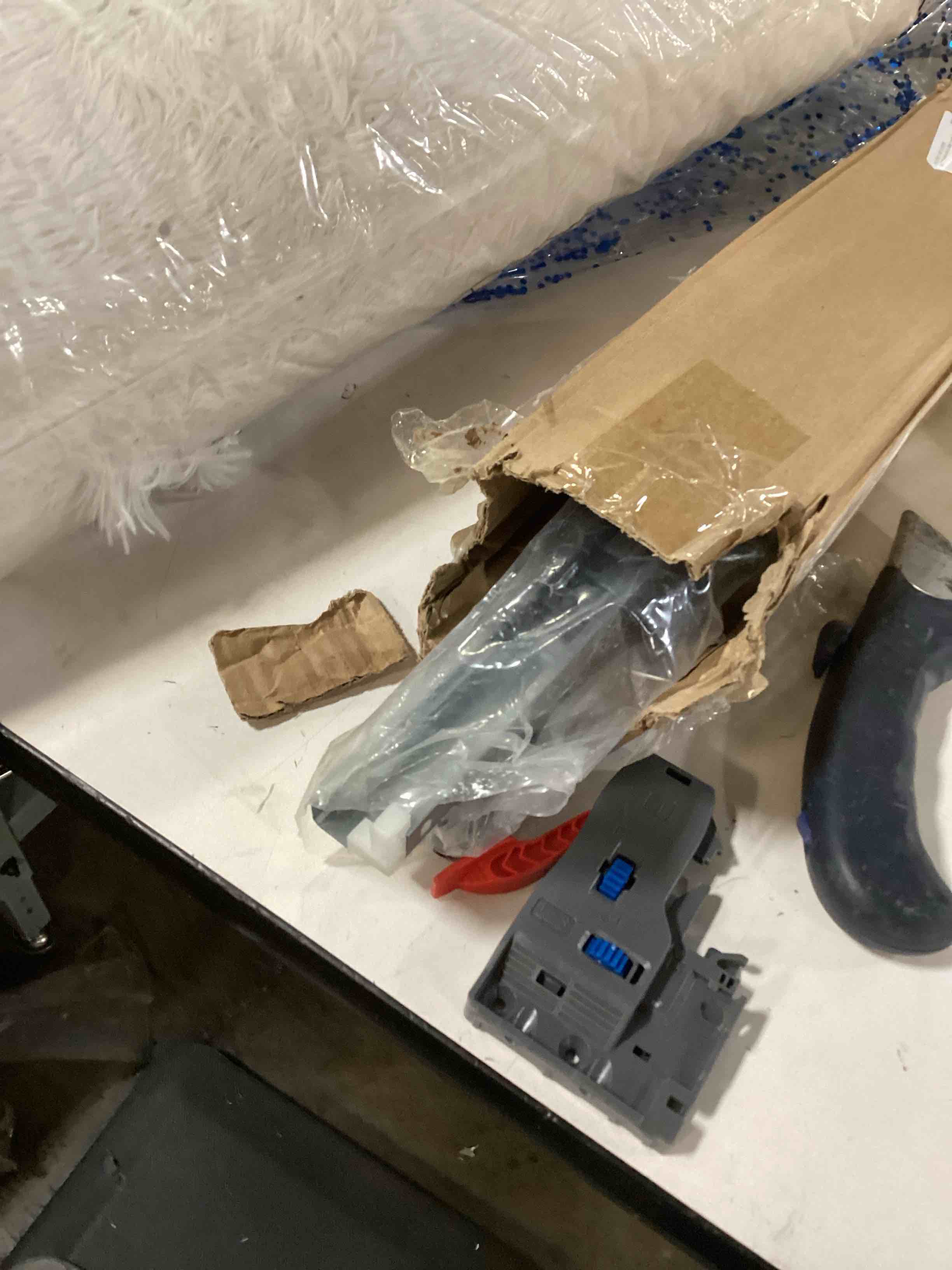 https://s3.amazonaws.com/lotting-images-prod/bidfta/PNK2520470_1758810630552.jpeg