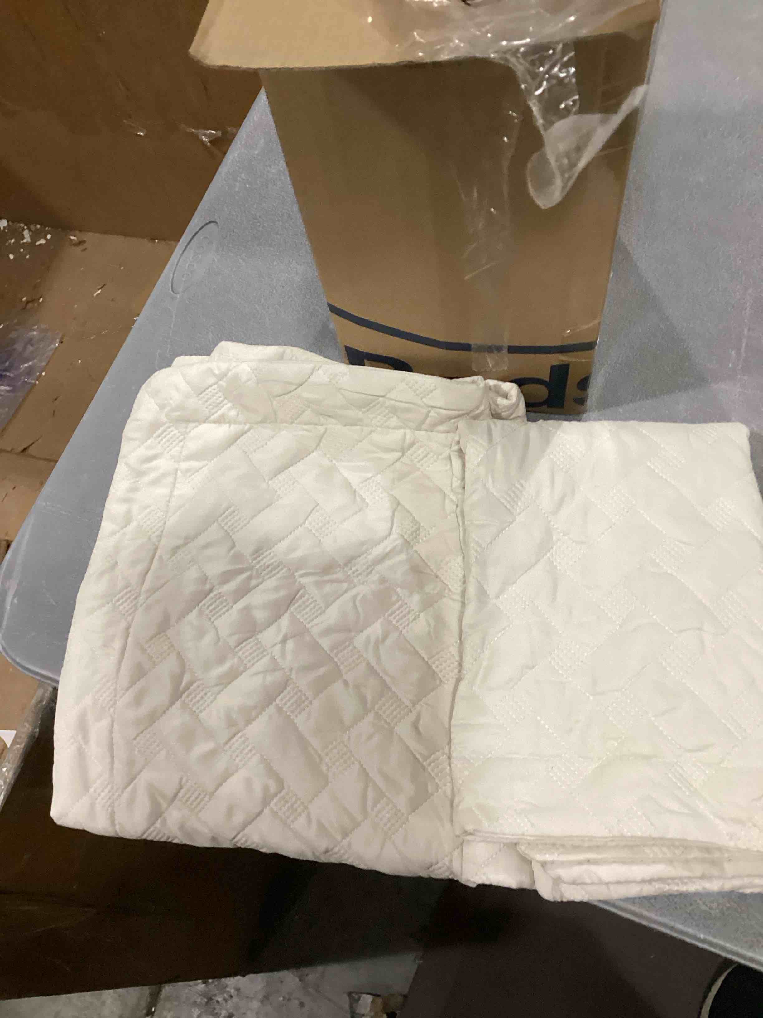 https://s3.amazonaws.com/lotting-images-prod/bidfta/PNK2536166_1750682674751.jpeg