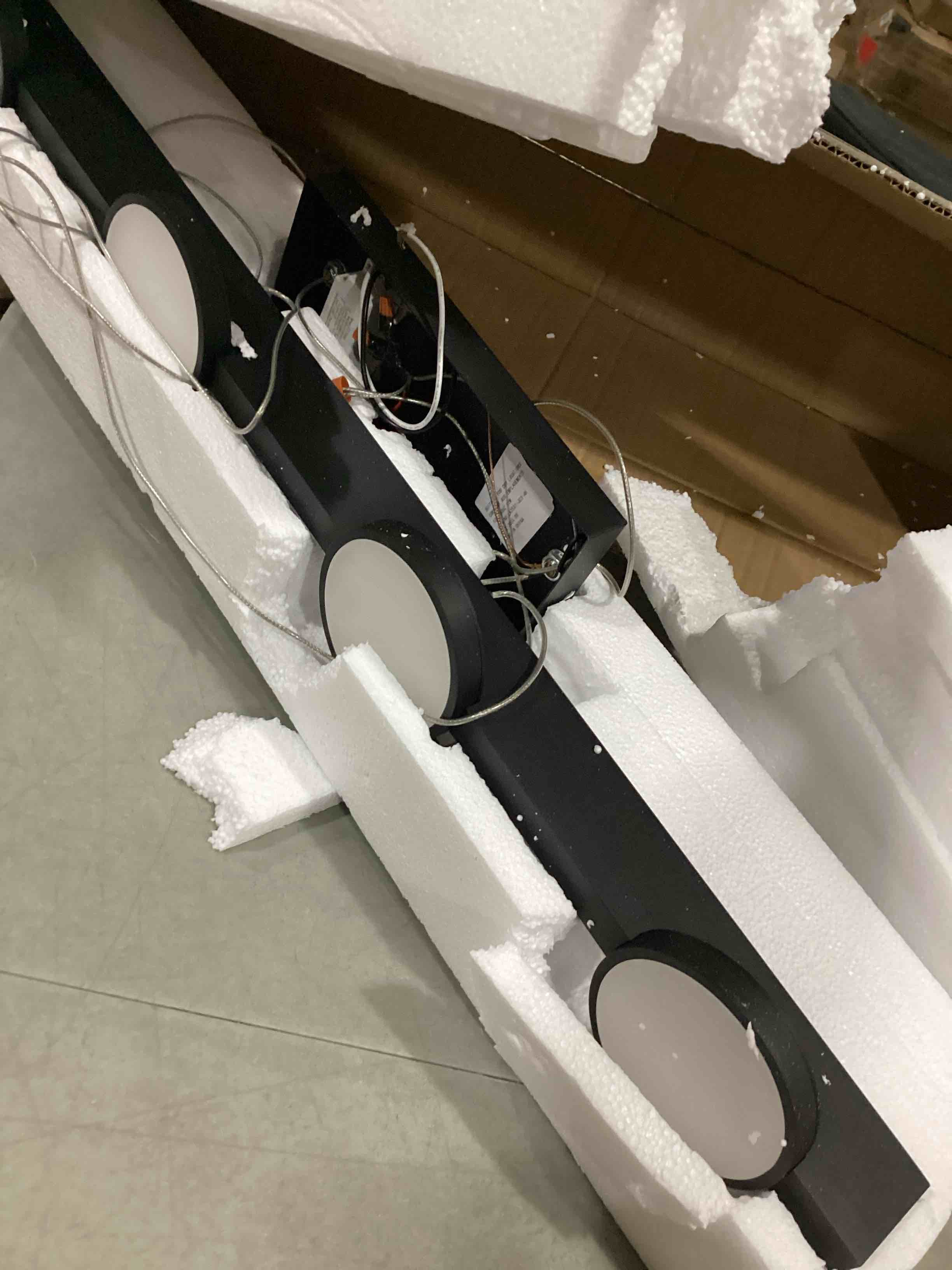 https://s3.amazonaws.com/lotting-images-prod/bidfta/PNK2539091_1749579843198.jpeg