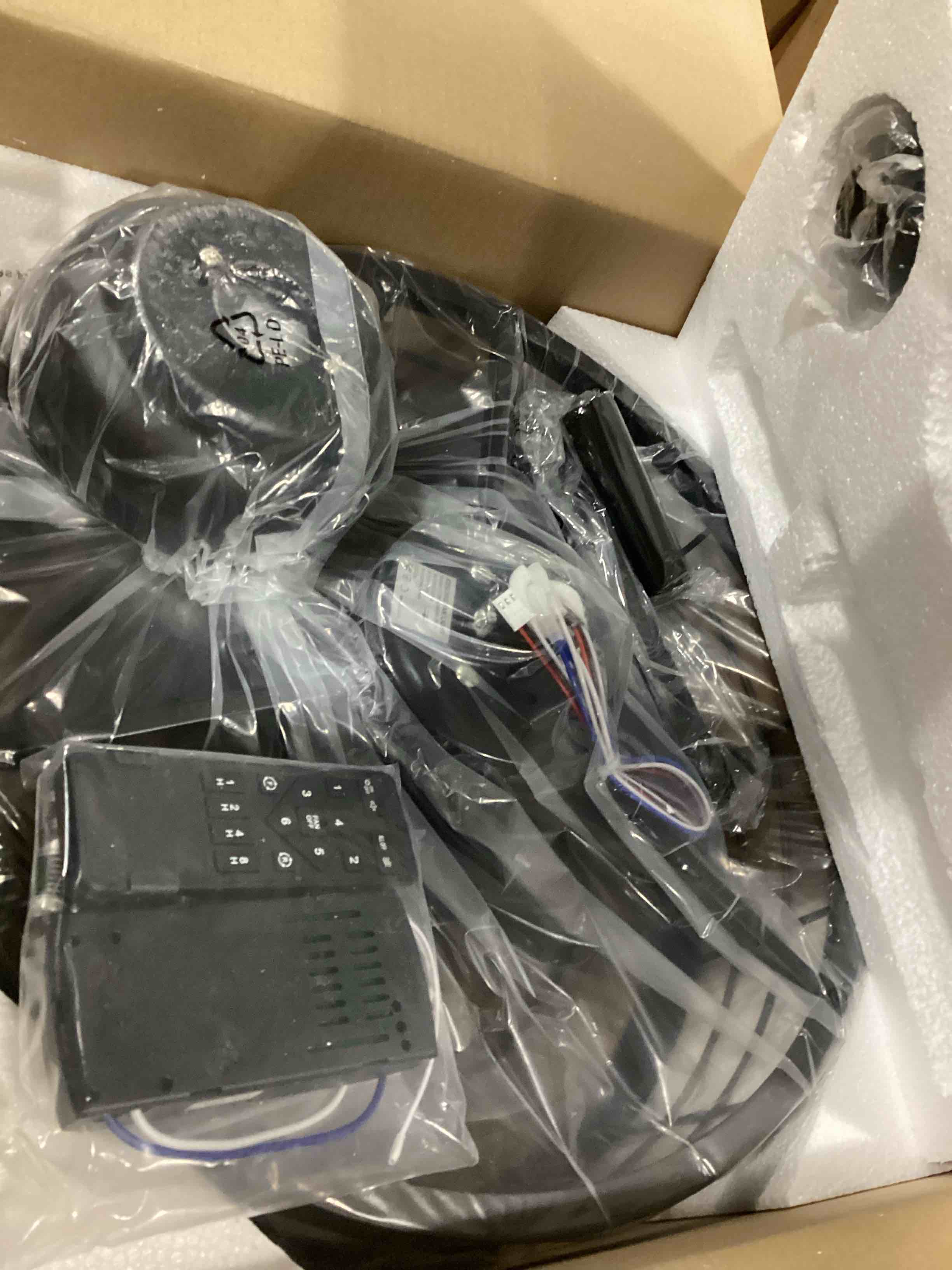 https://s3.amazonaws.com/lotting-images-prod/bidfta/PNK2539954_1750098861429.jpeg