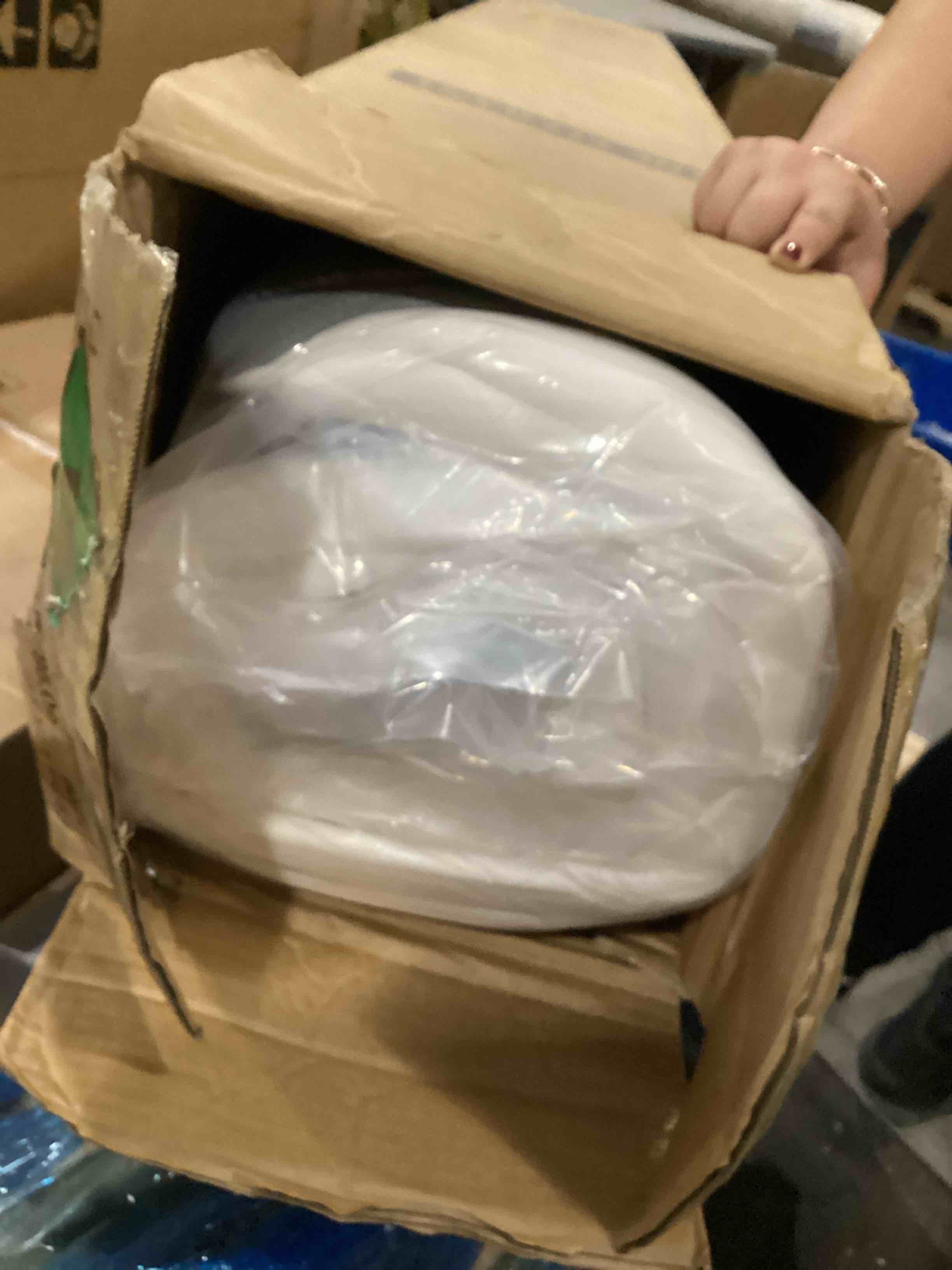 https://s3.amazonaws.com/lotting-images-prod/bidfta/PNK2540498_1750507490442.jpeg