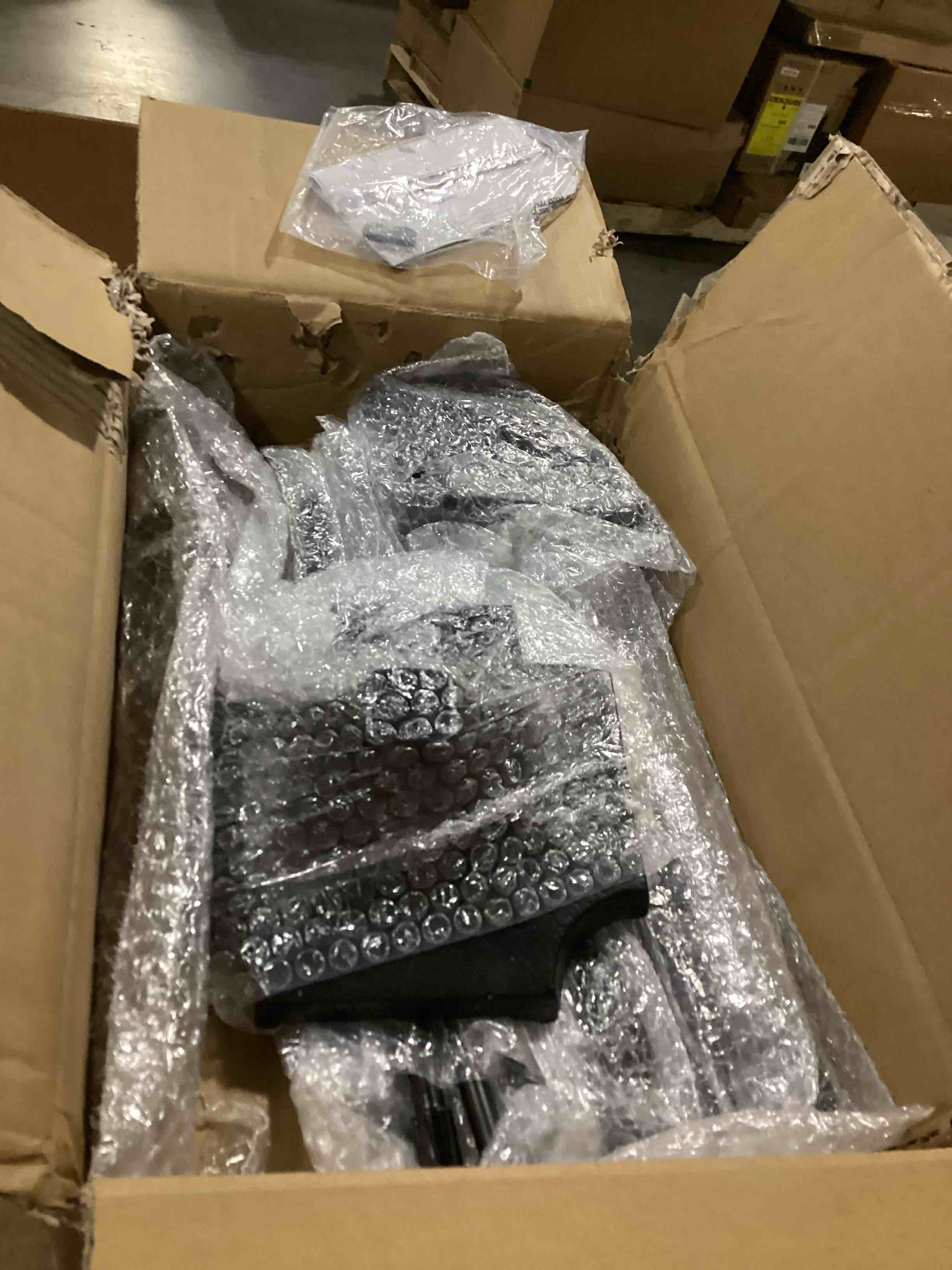 https://s3.amazonaws.com/lotting-images-prod/bidfta/PNK2542355_1746537565589.jpeg