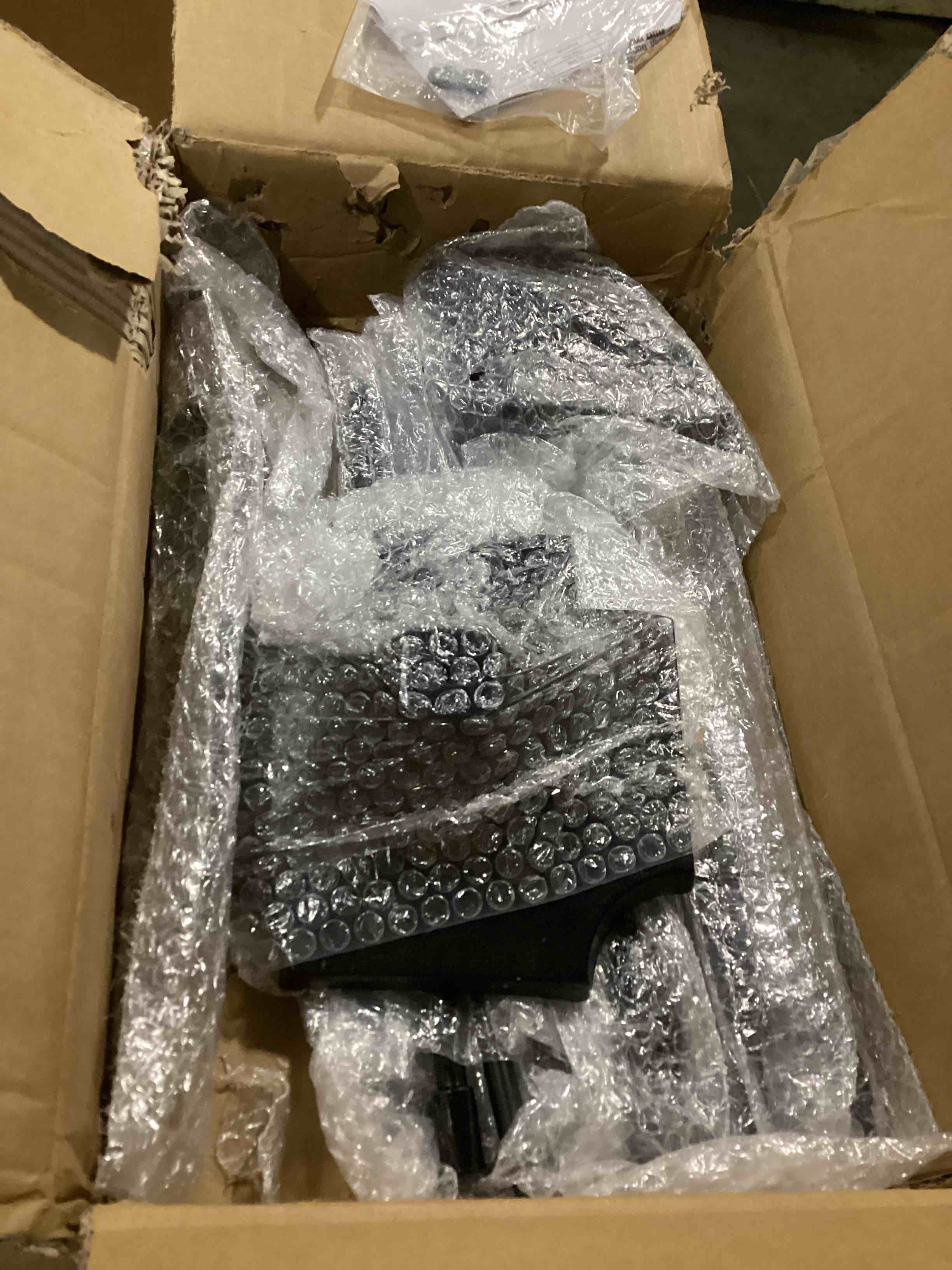 https://s3.amazonaws.com/lotting-images-prod/bidfta/PNK2542355_1746537566315.jpeg