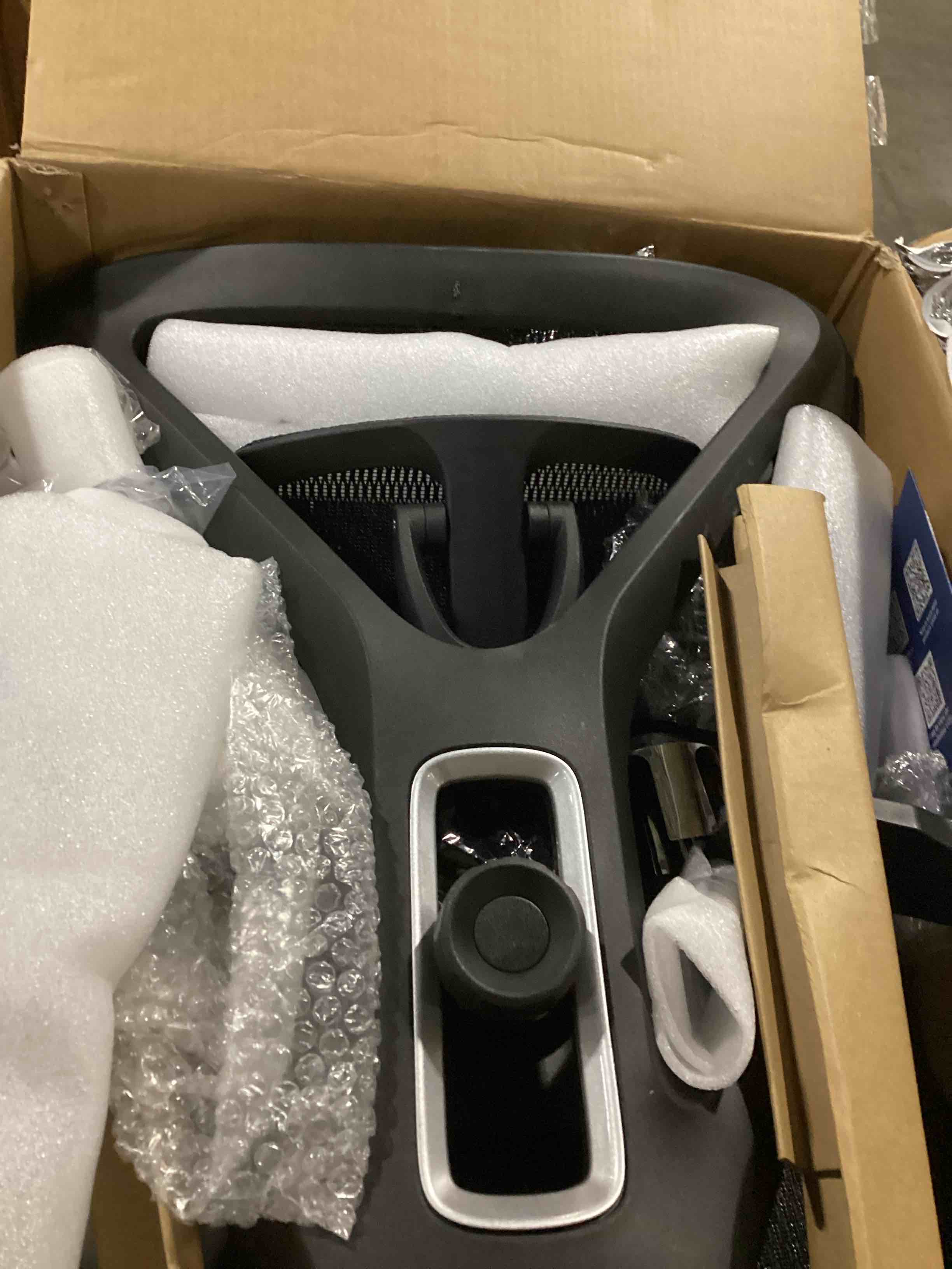 https://s3.amazonaws.com/lotting-images-prod/bidfta/PNK2542550_1746702385318.jpeg