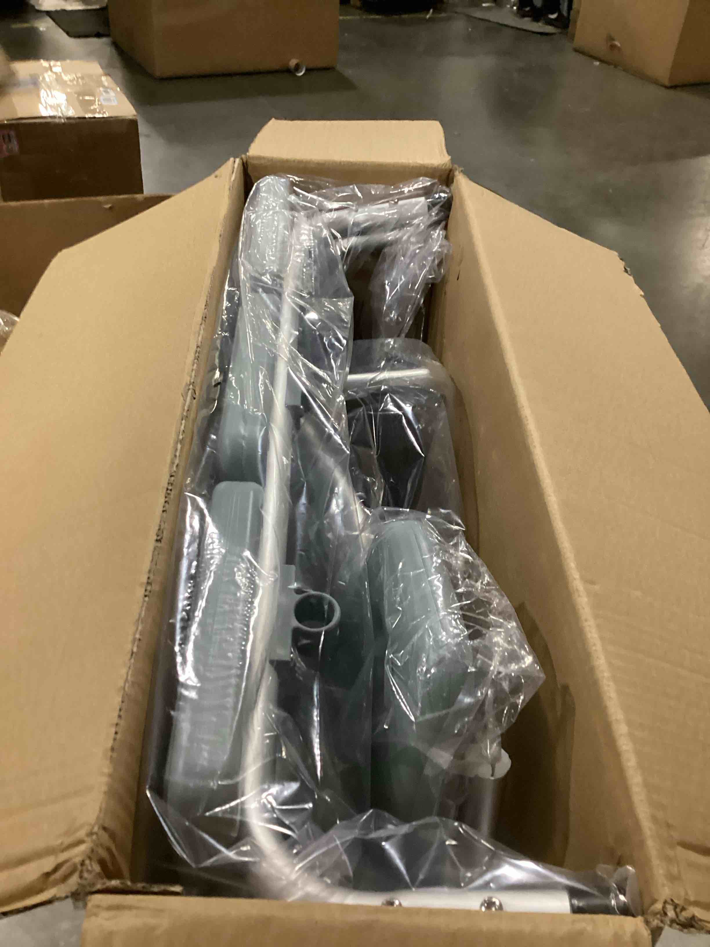 https://s3.amazonaws.com/lotting-images-prod/bidfta/PNK2543913_1747660507788.jpeg