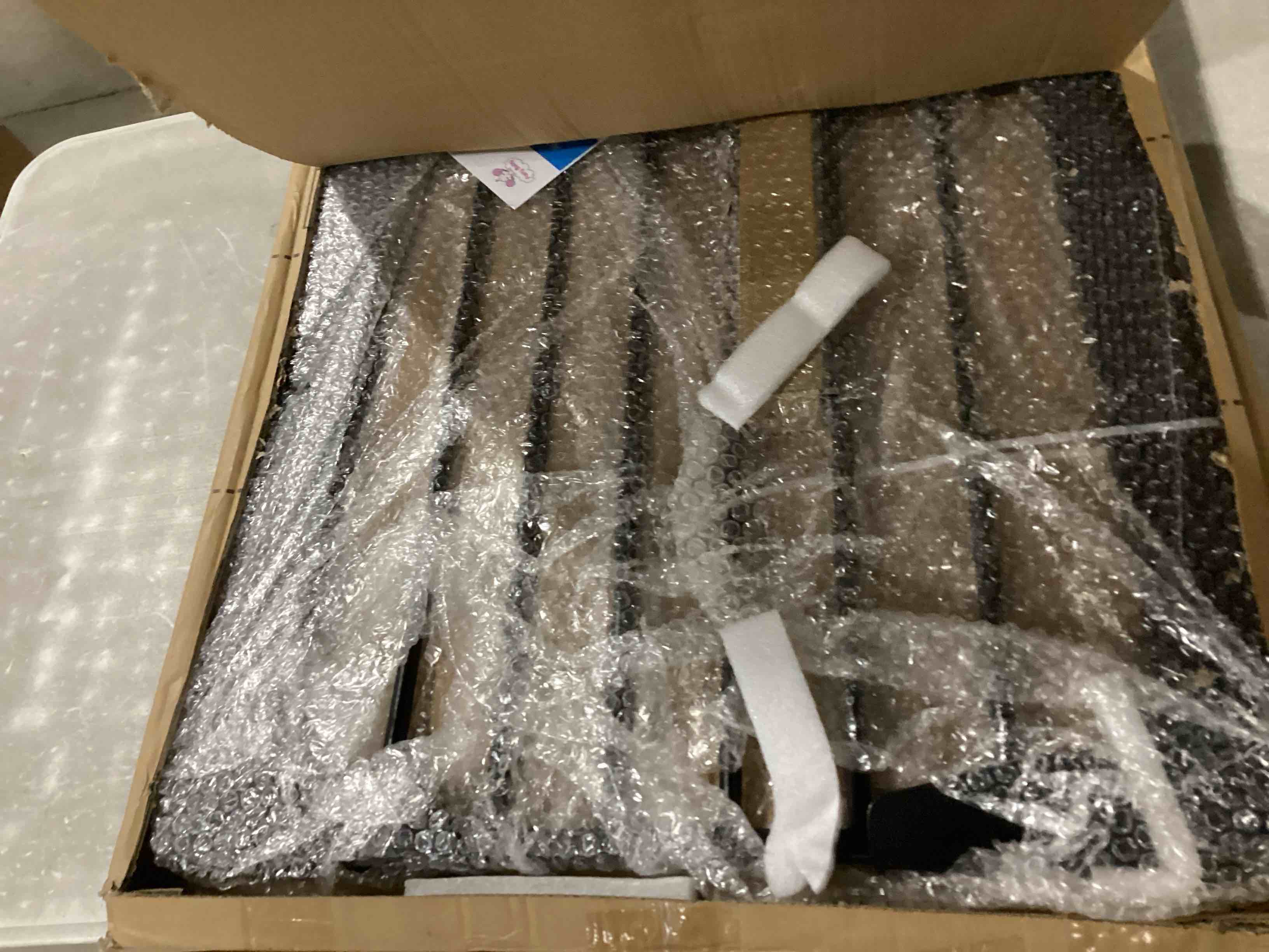 https://s3.amazonaws.com/lotting-images-prod/bidfta/PNK2543984_1747675985731.jpeg