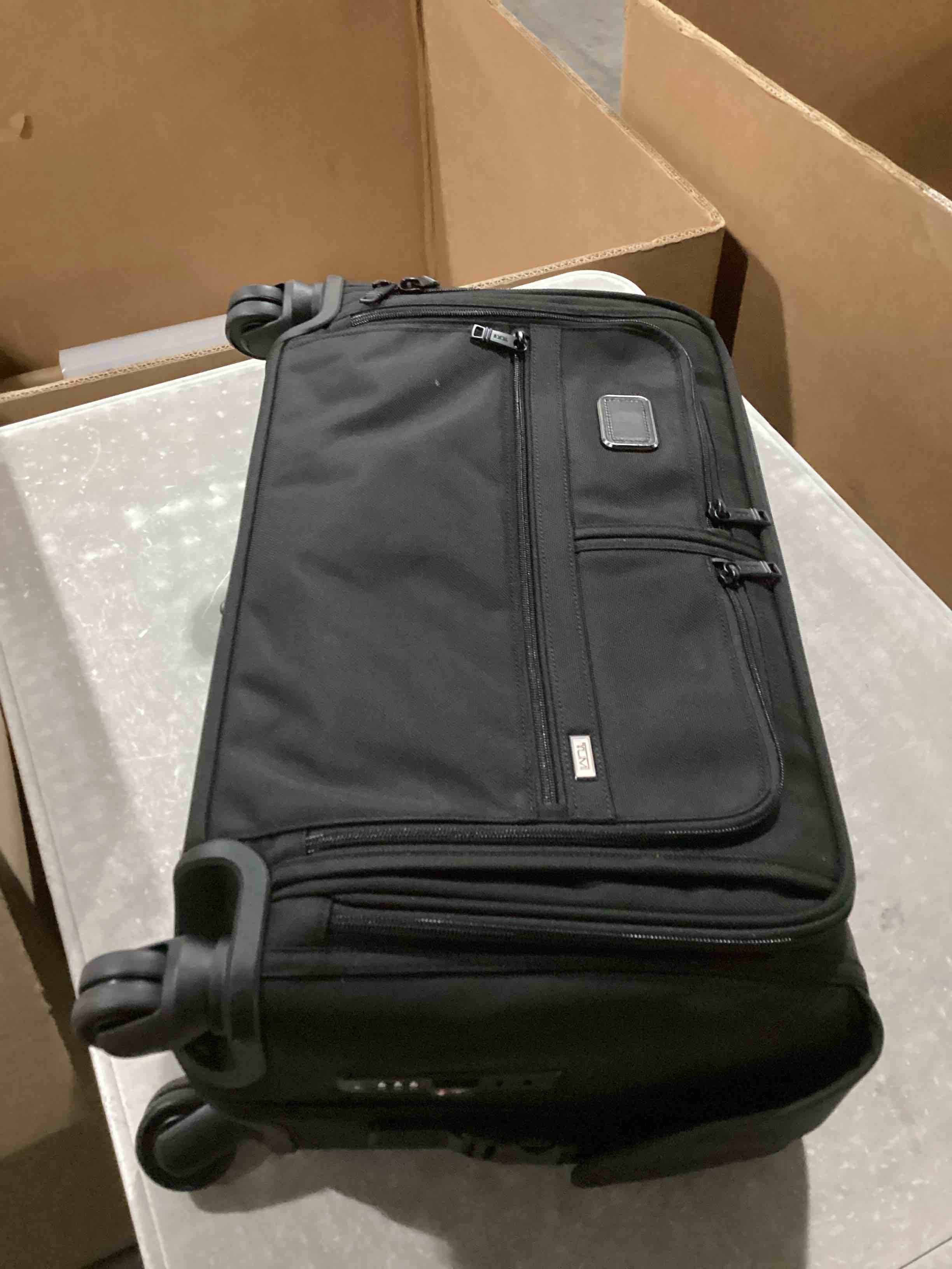 https://s3.amazonaws.com/lotting-images-prod/bidfta/PNK2553841_1746120176280.jpeg