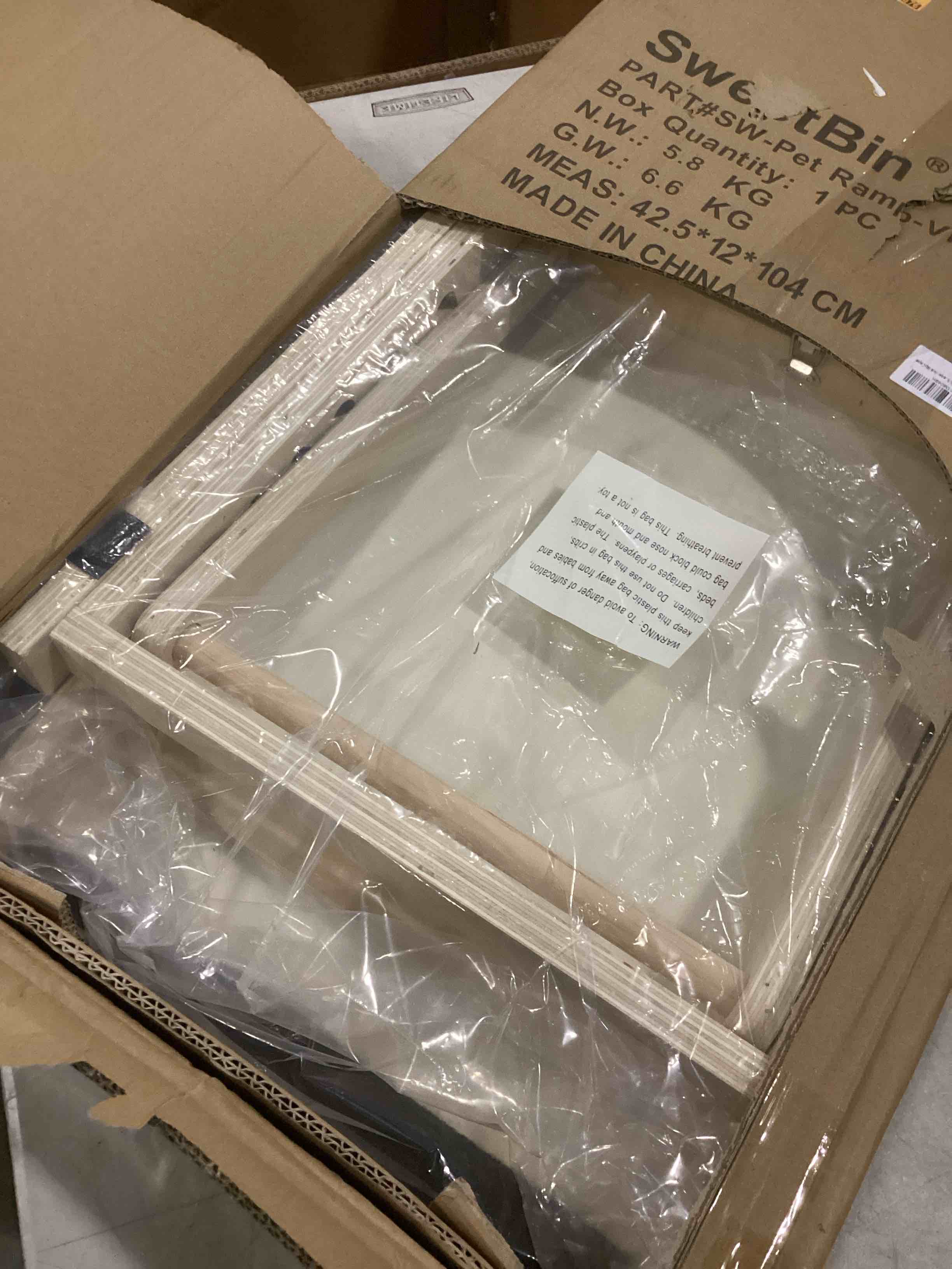 https://s3.amazonaws.com/lotting-images-prod/bidfta/PNK2554900_1746532183452.jpeg