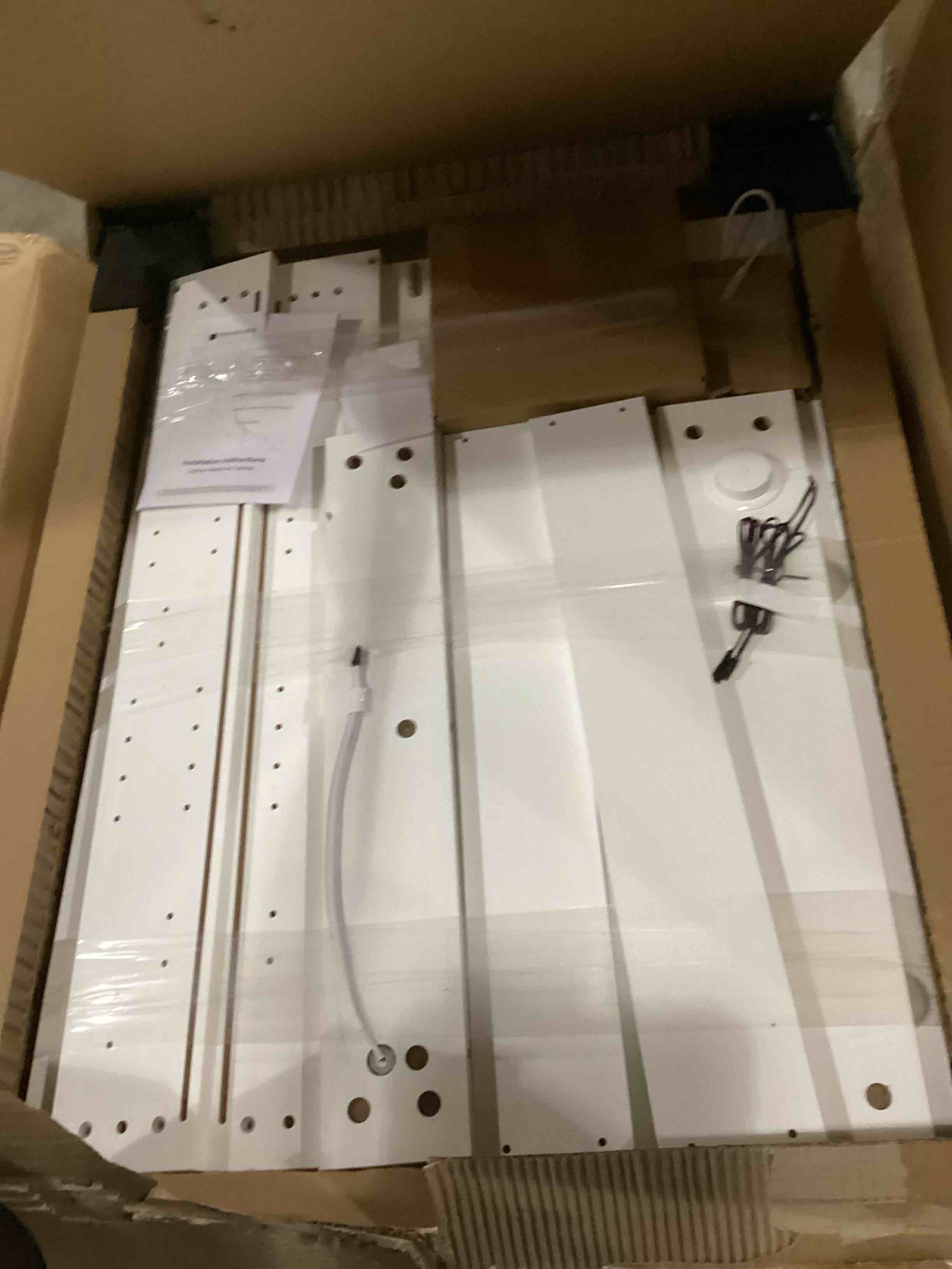 https://s3.amazonaws.com/lotting-images-prod/bidfta/PNK2557112_1745504348937.jpeg
