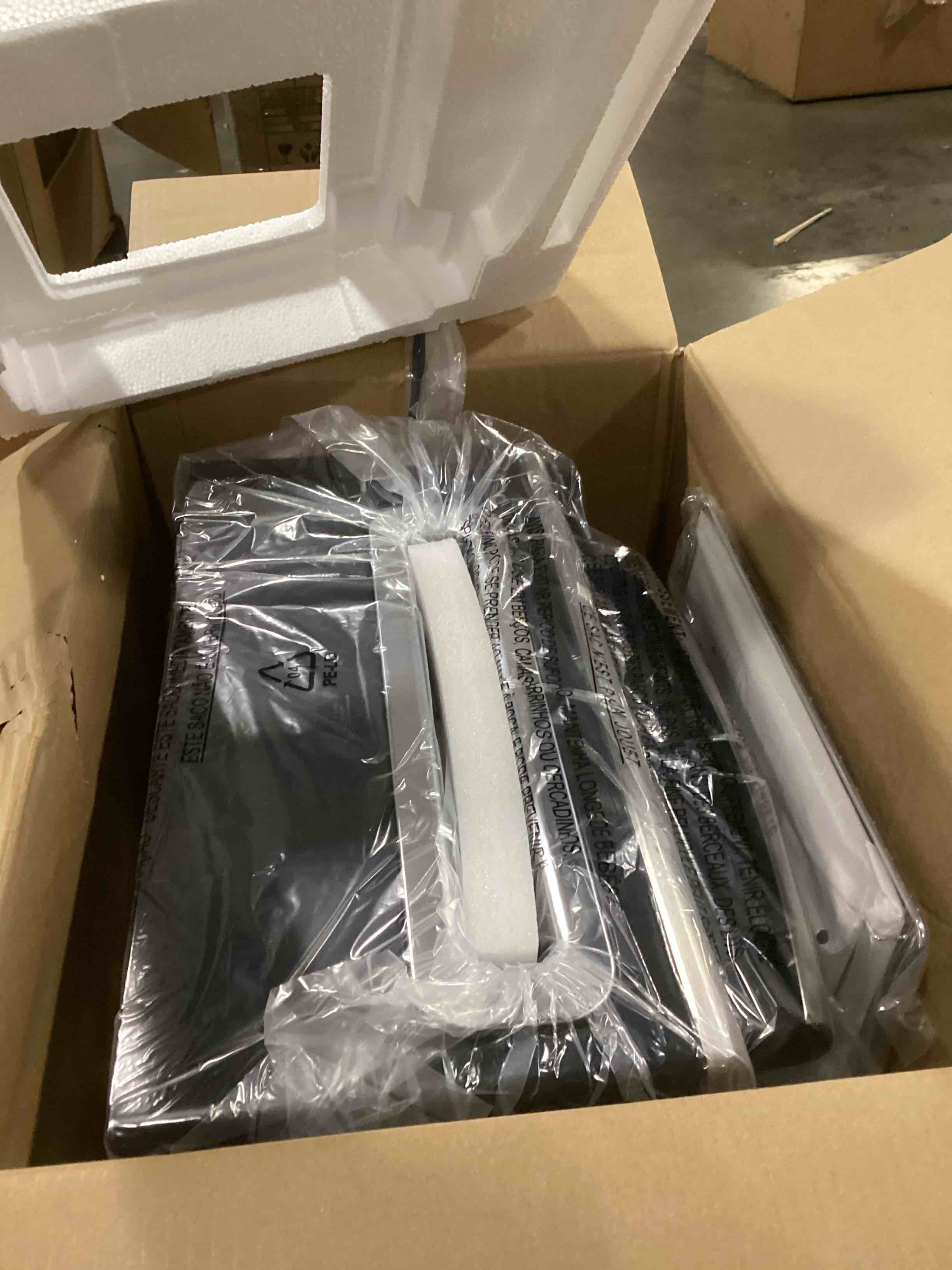 https://s3.amazonaws.com/lotting-images-prod/bidfta/PNK2557220_1745579046752.jpeg