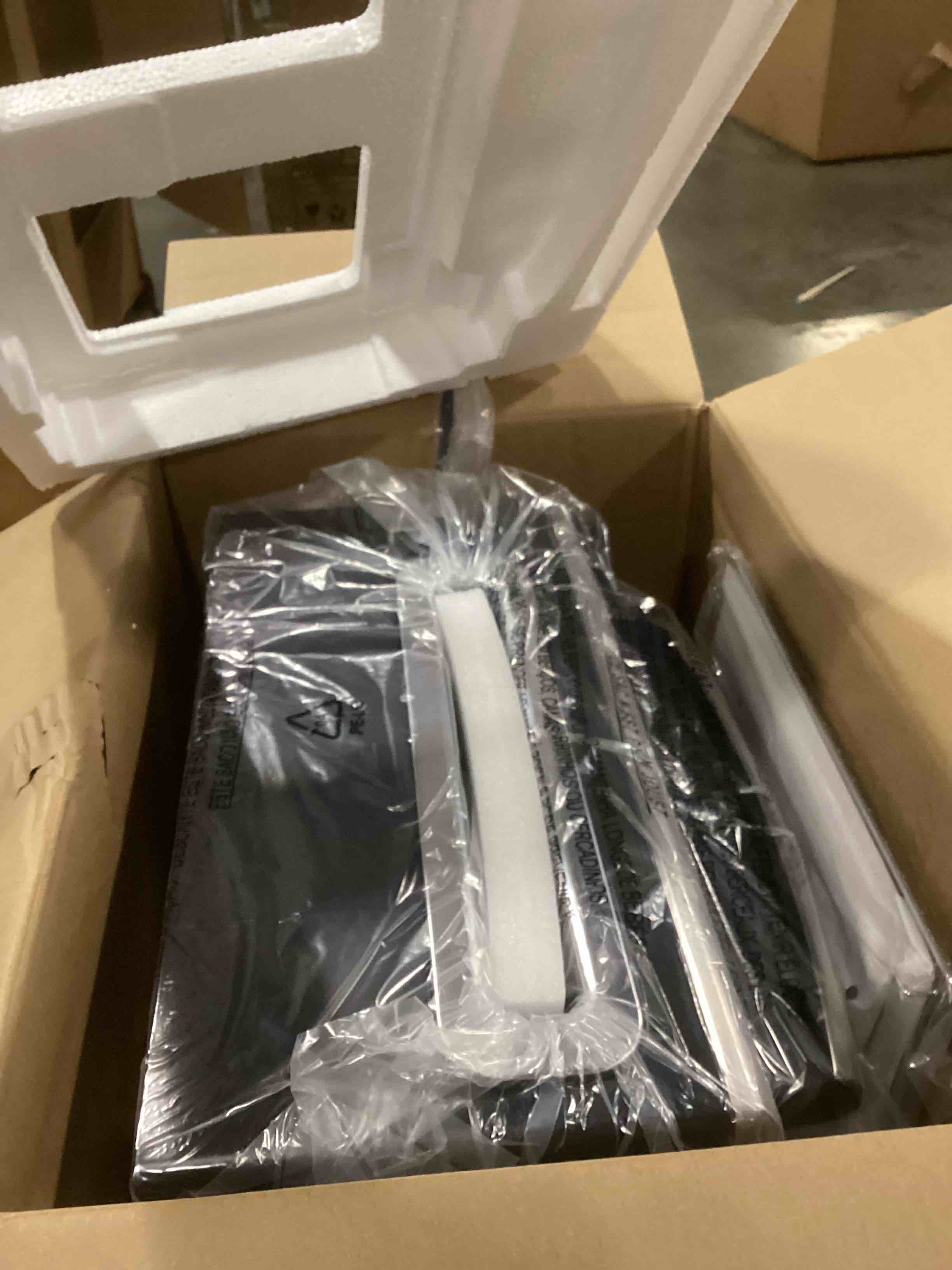 https://s3.amazonaws.com/lotting-images-prod/bidfta/PNK2557220_1745579047817.jpeg
