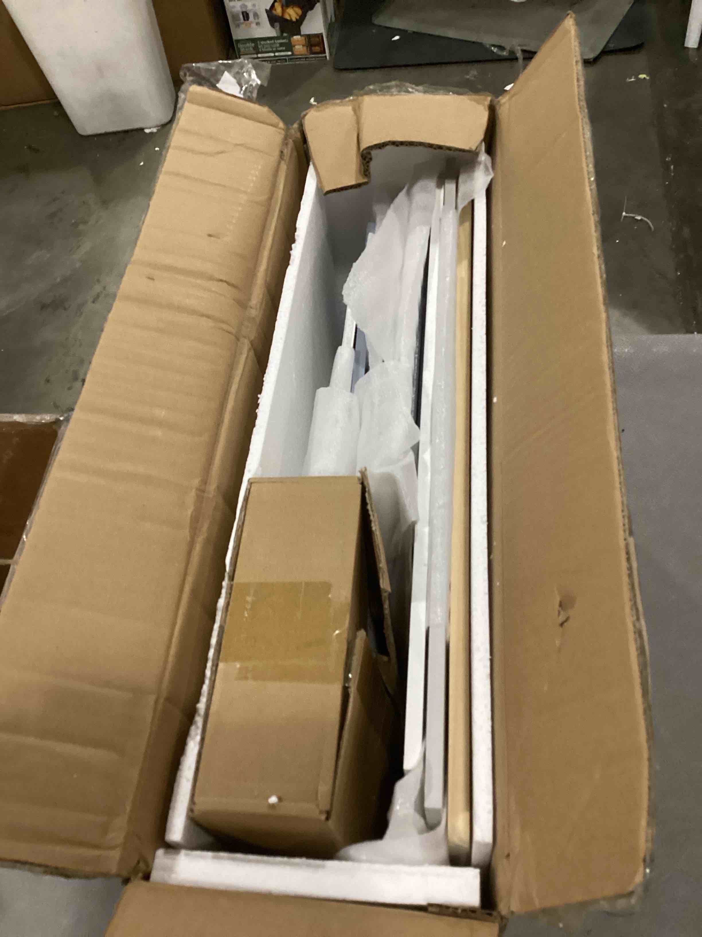 https://s3.amazonaws.com/lotting-images-prod/bidfta/PNK2557298_1745589308221.jpeg