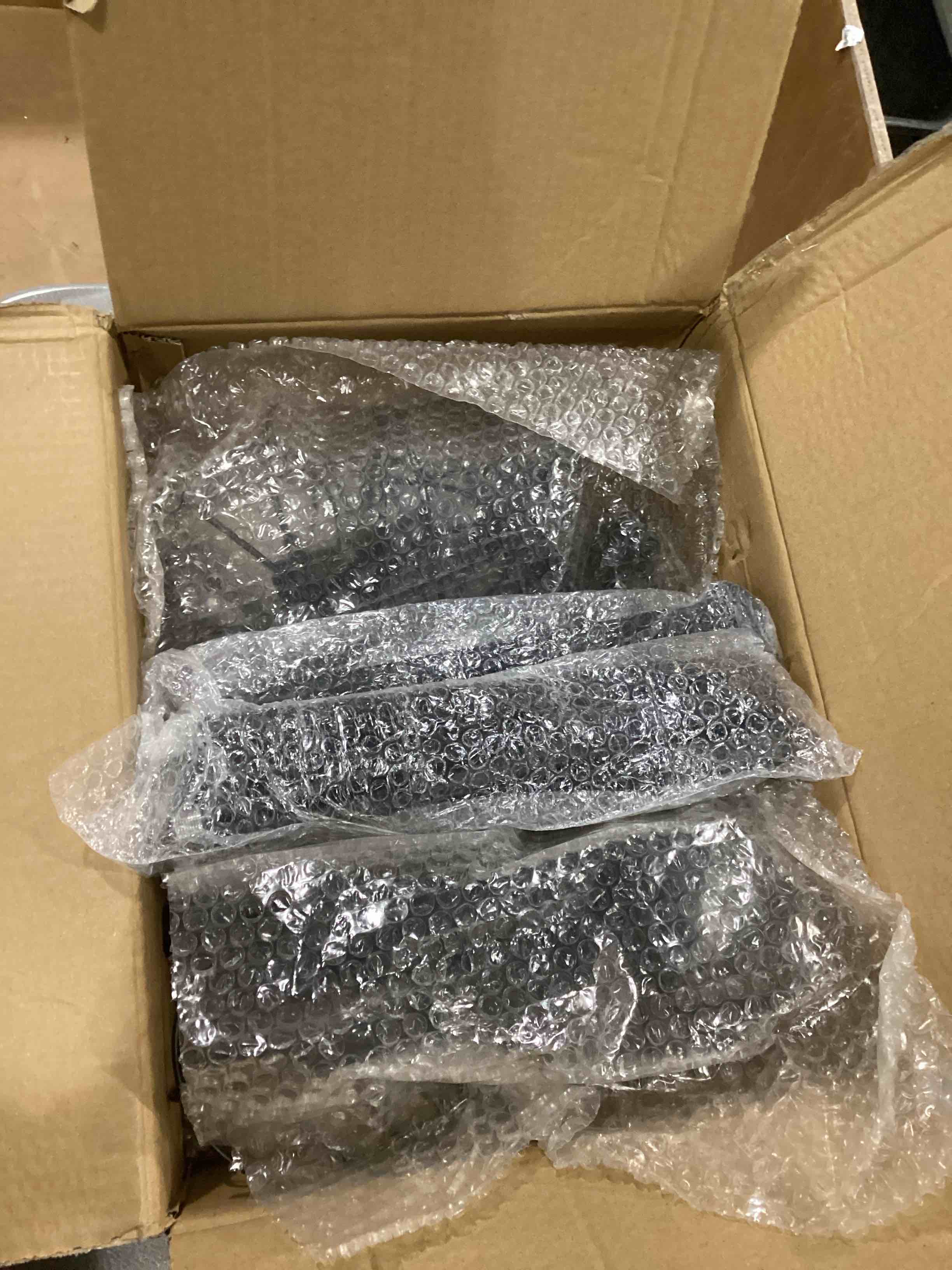 https://s3.amazonaws.com/lotting-images-prod/bidfta/PNK2557390_1745606955554.jpeg