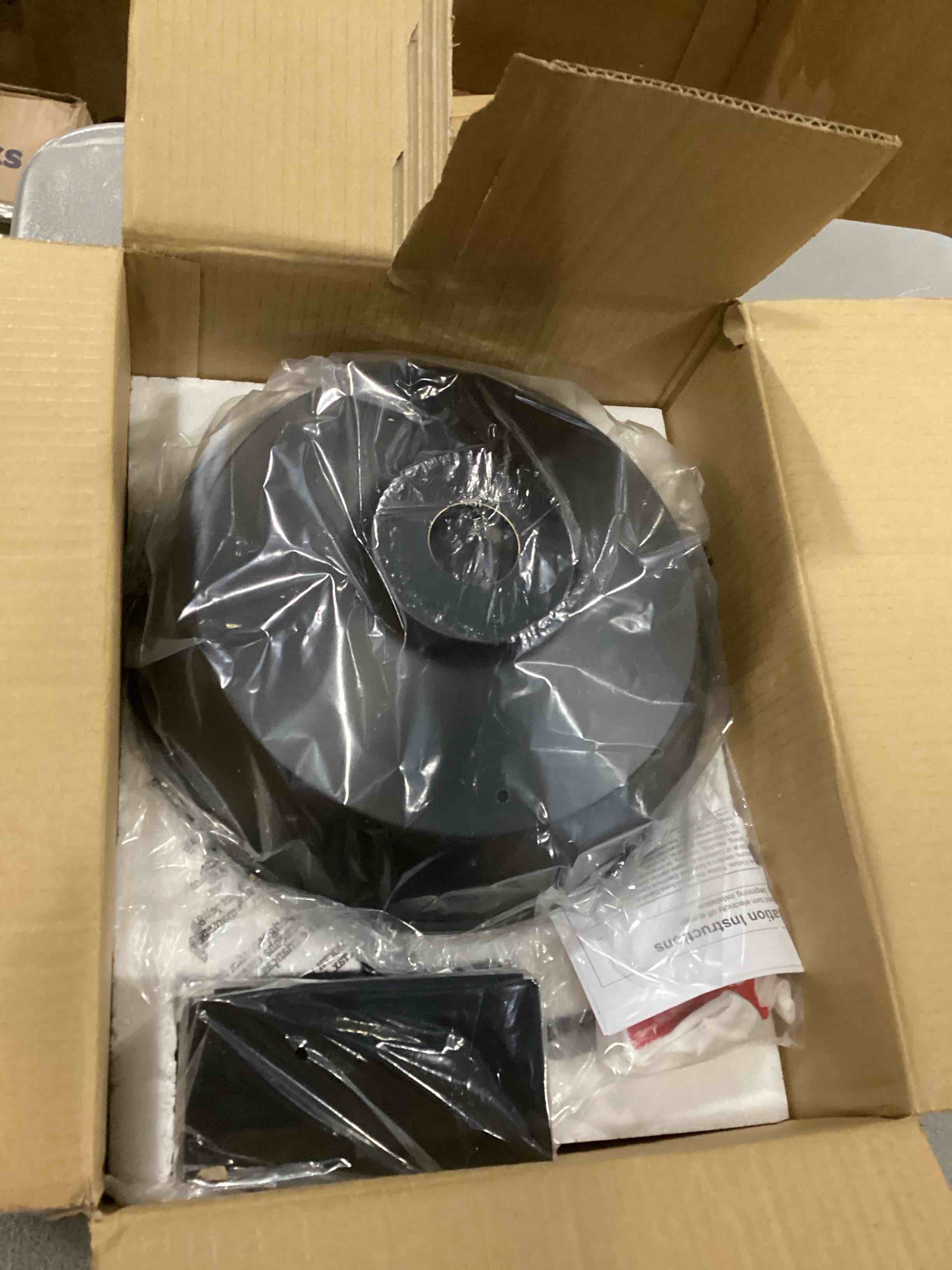 https://s3.amazonaws.com/lotting-images-prod/bidfta/PNK2557898_1746097788910.jpeg