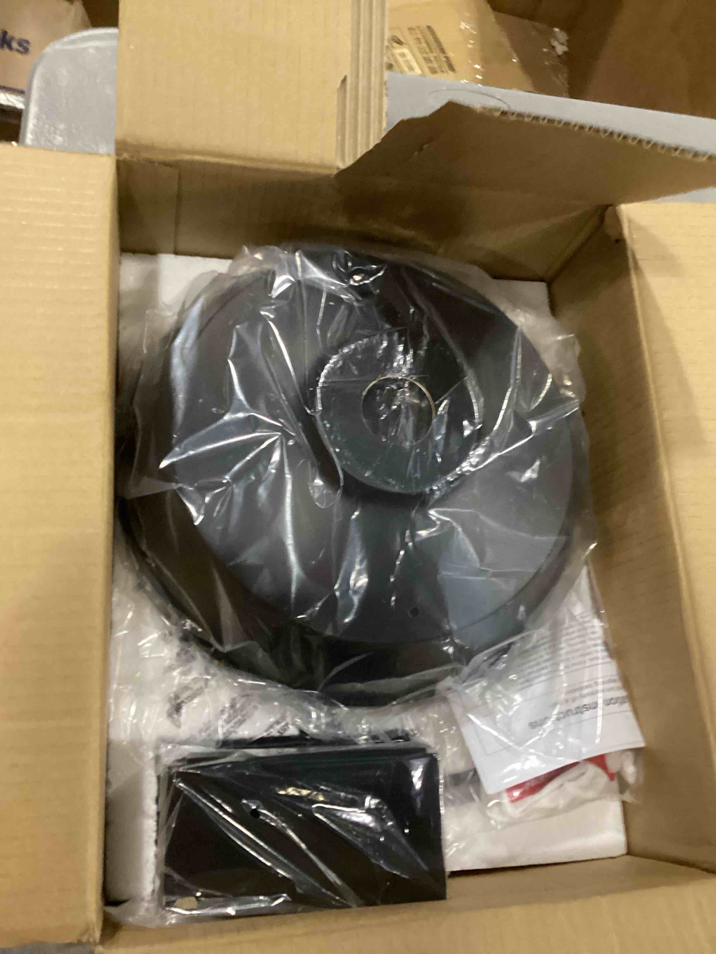 https://s3.amazonaws.com/lotting-images-prod/bidfta/PNK2557898_1746097789707.jpeg