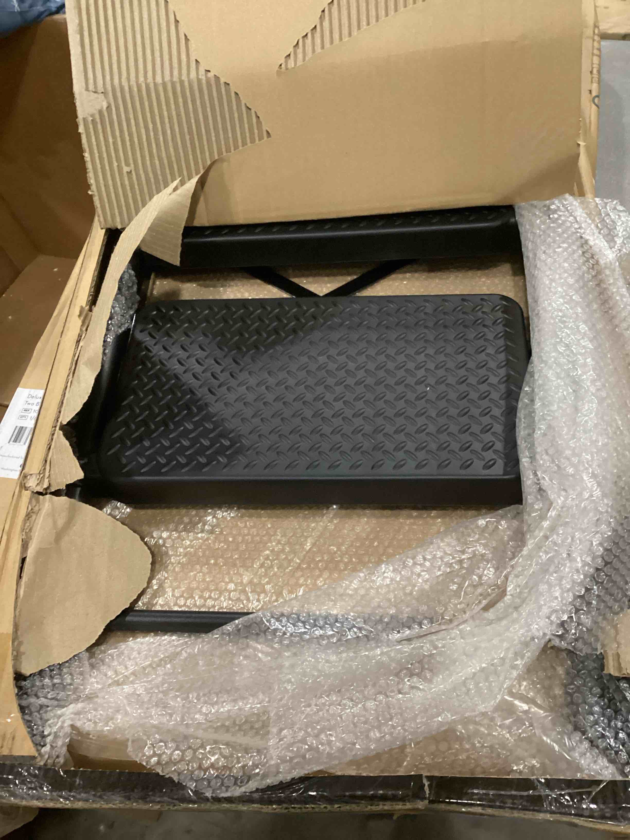 https://s3.amazonaws.com/lotting-images-prod/bidfta/PNK2558451_1746530978546.jpeg