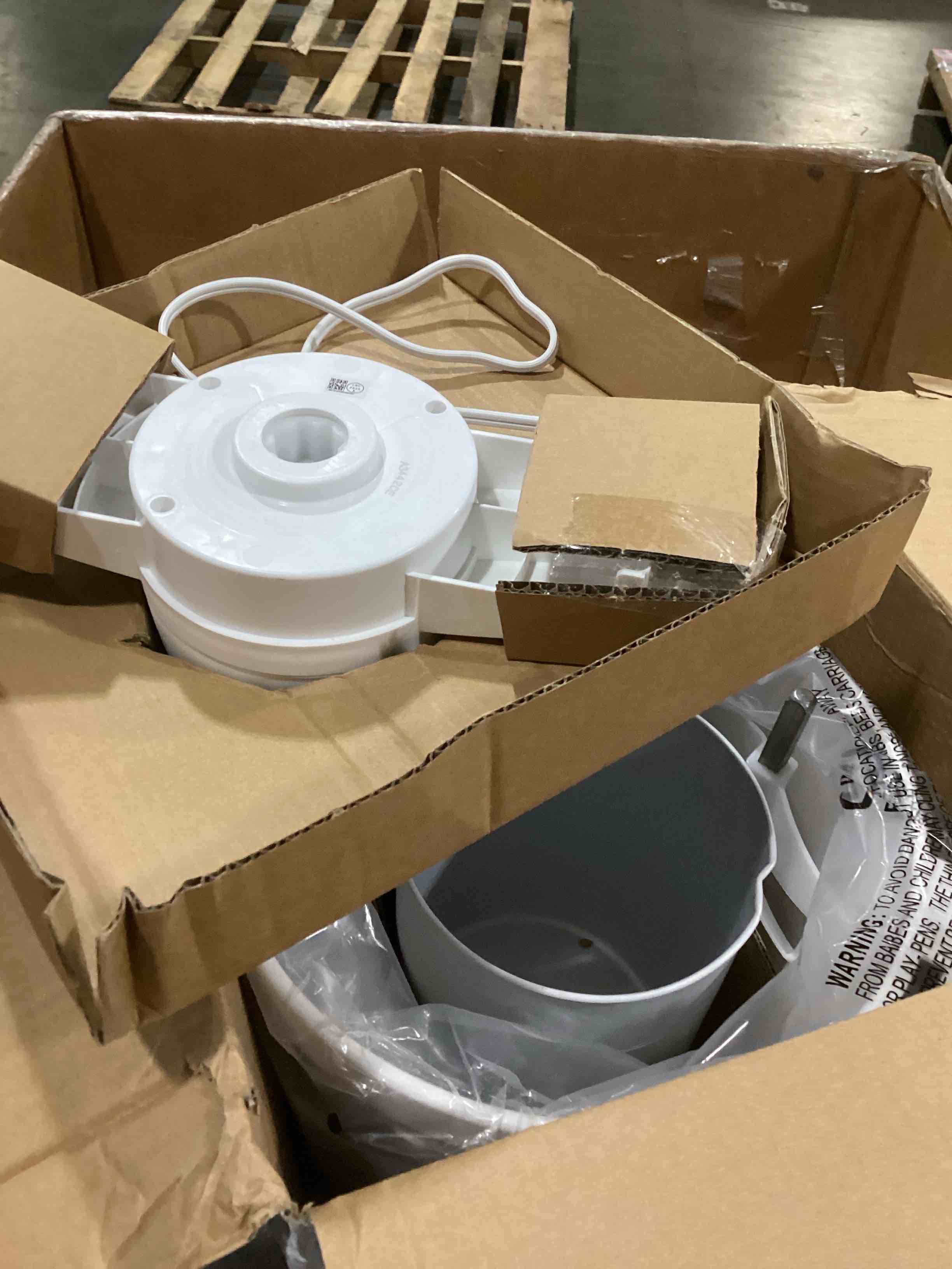 https://s3.amazonaws.com/lotting-images-prod/bidfta/PNK2558528_1746541438378.jpeg