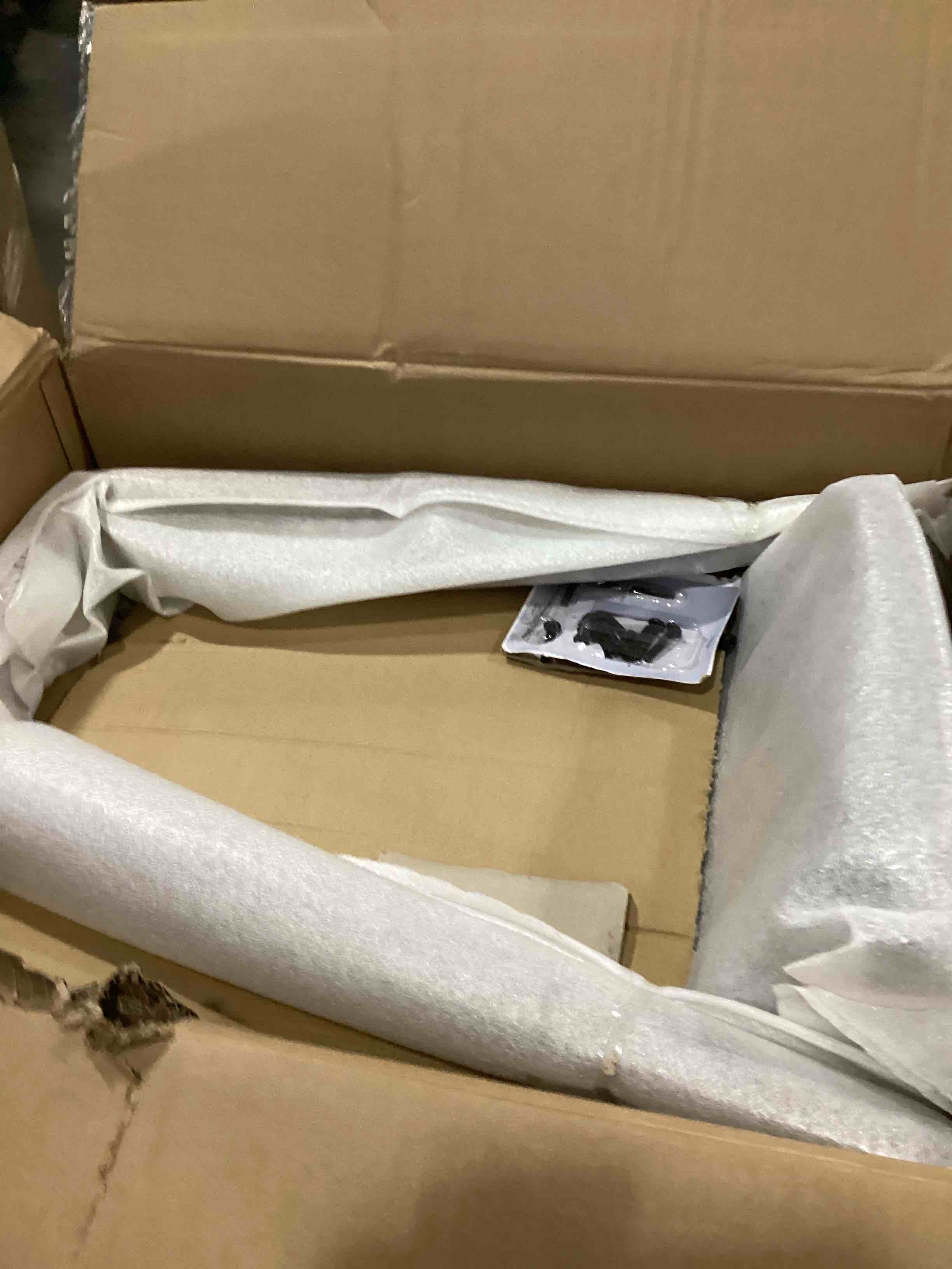 https://s3.amazonaws.com/lotting-images-prod/bidfta/PNK2559962_1747912905497.jpeg
