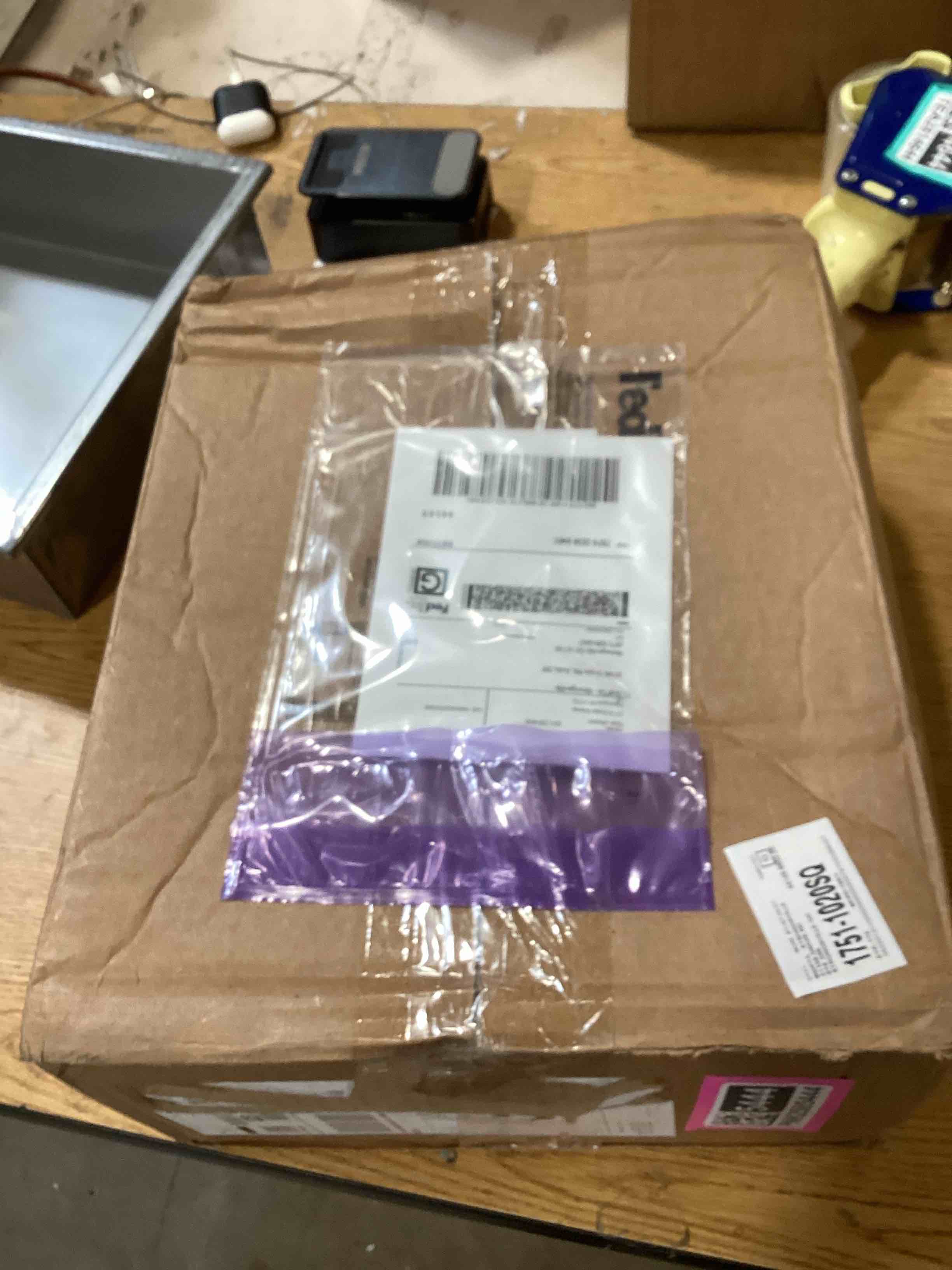 https://s3.amazonaws.com/lotting-images-prod/bidfta/PNK2585444_1752766283604.jpeg